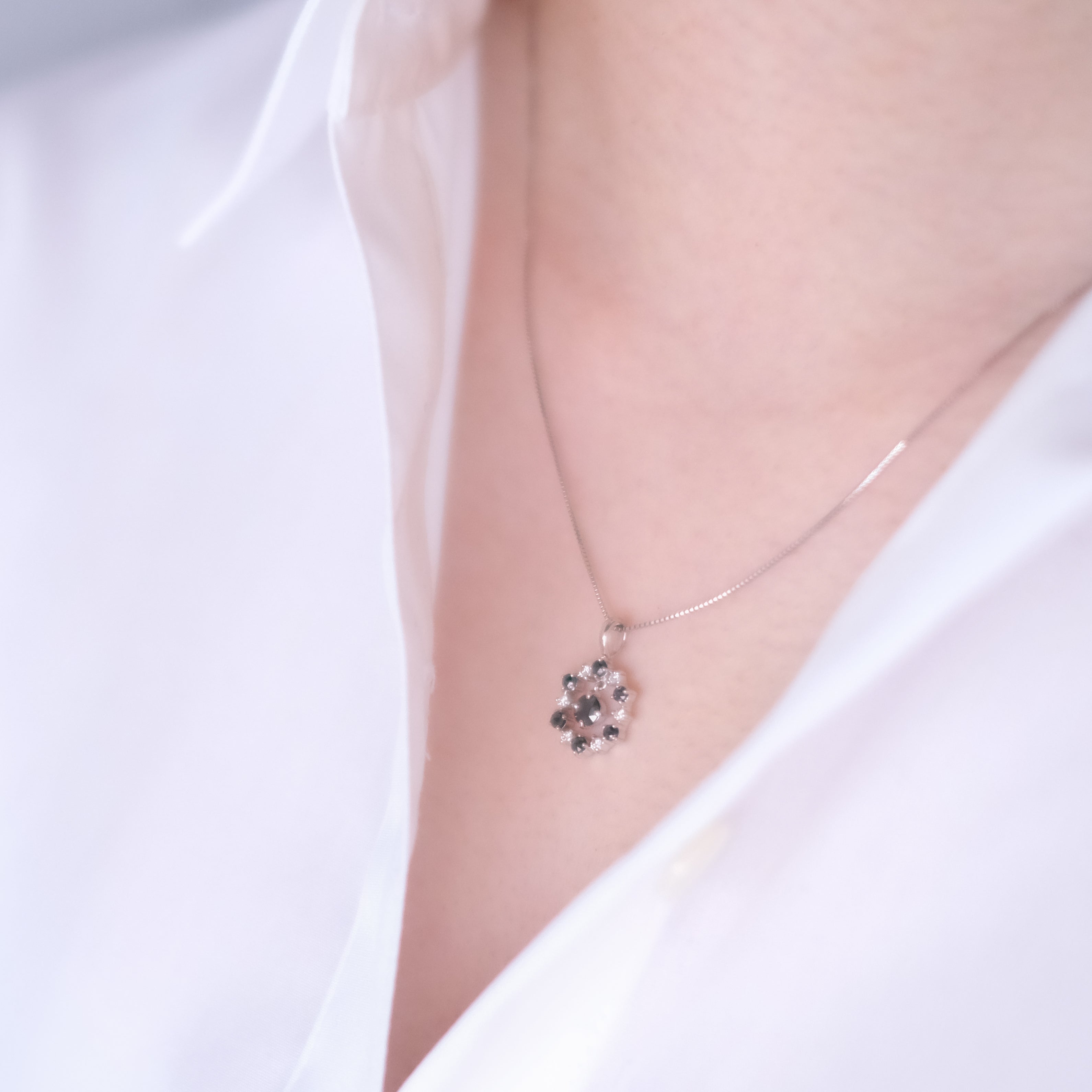 ブラックダイヤモンド/ダイヤモンド プラチナペンダント(4月誕生石)《25V03006》