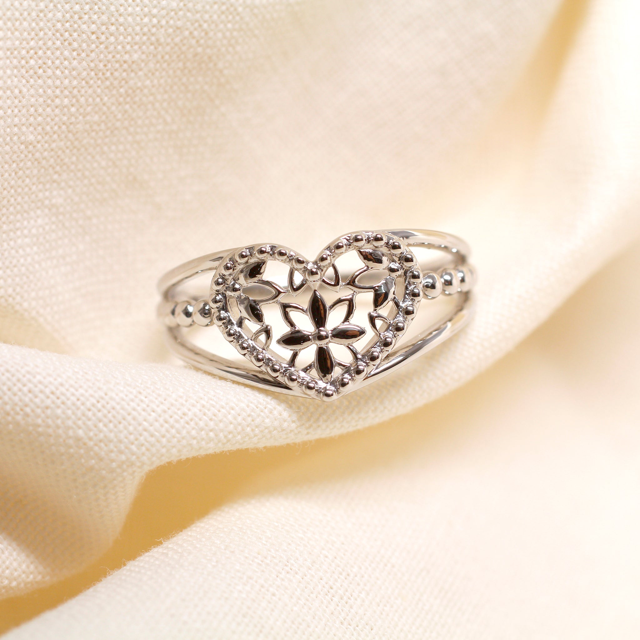 プラチナリング(ハートモチーフ)《25V03306》