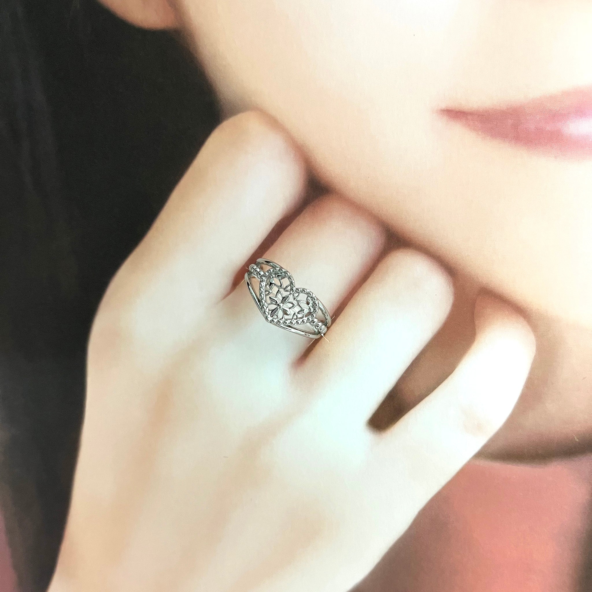 プラチナリング(ハートモチーフ)《25V03306》