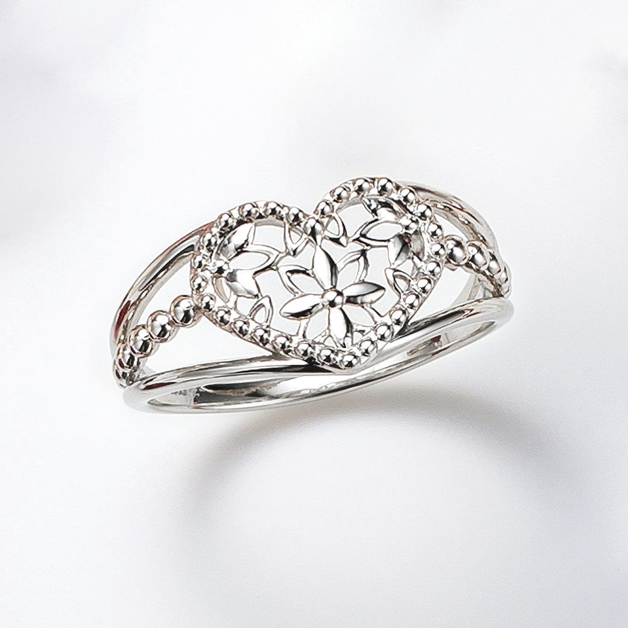 プラチナリング(ハートモチーフ)《25V03306》