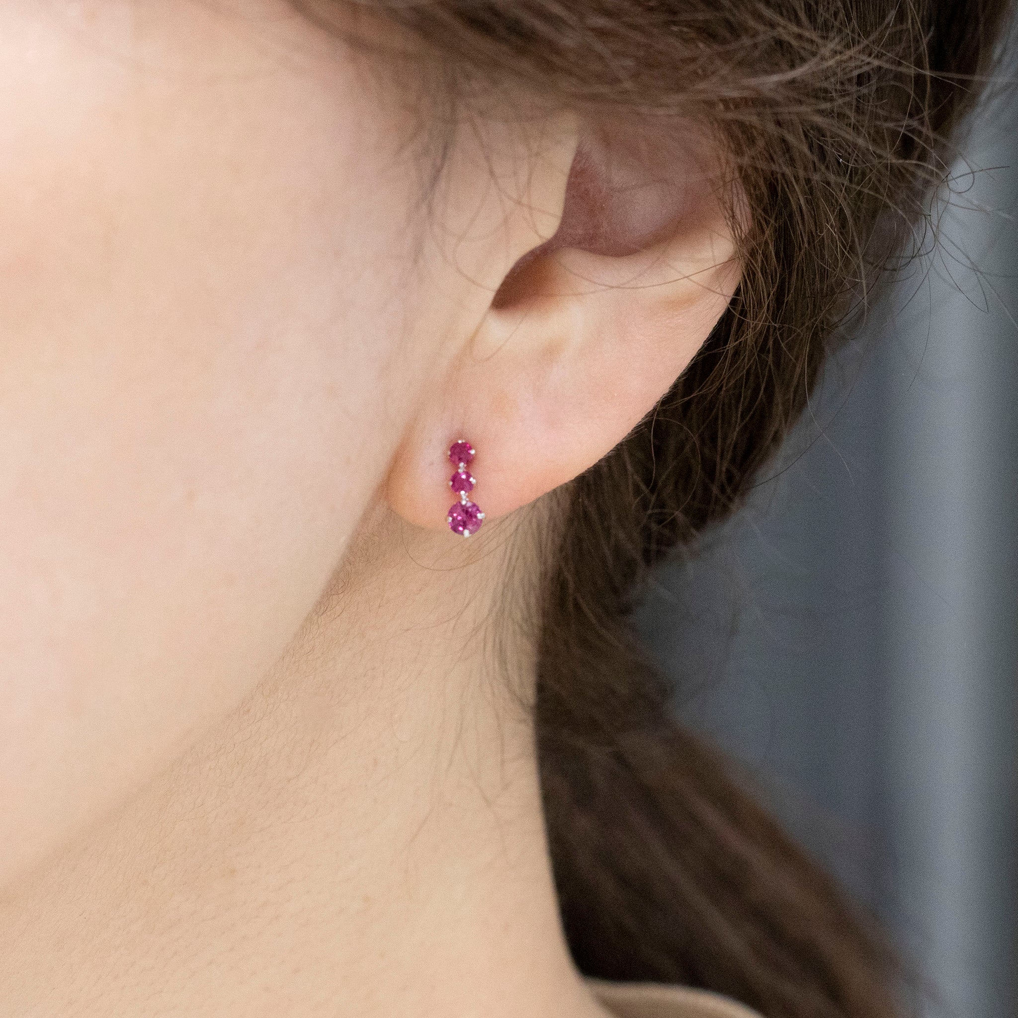 ルビー プラチナピアス(7月誕生石)《25V03402》