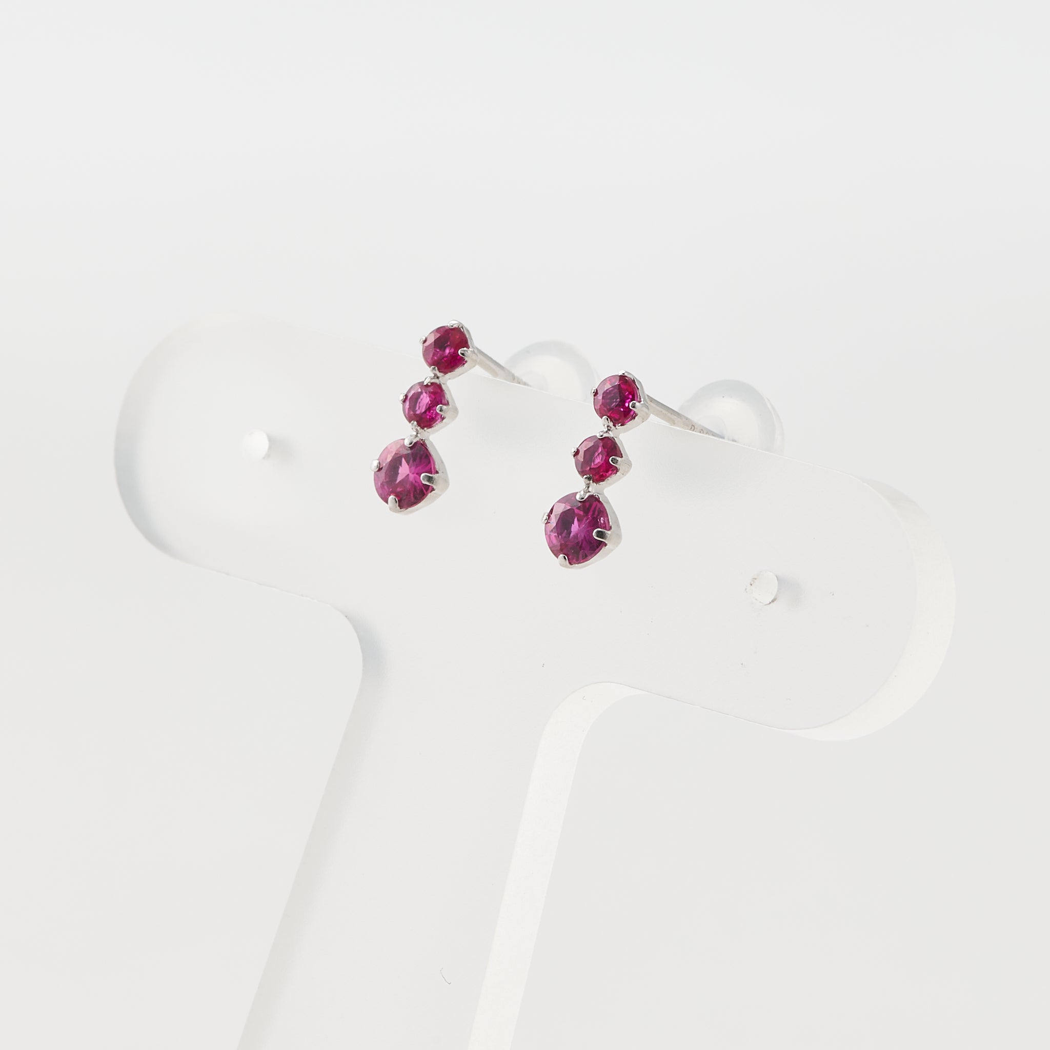 ルビー プラチナピアス(7月誕生石)《25V03402》