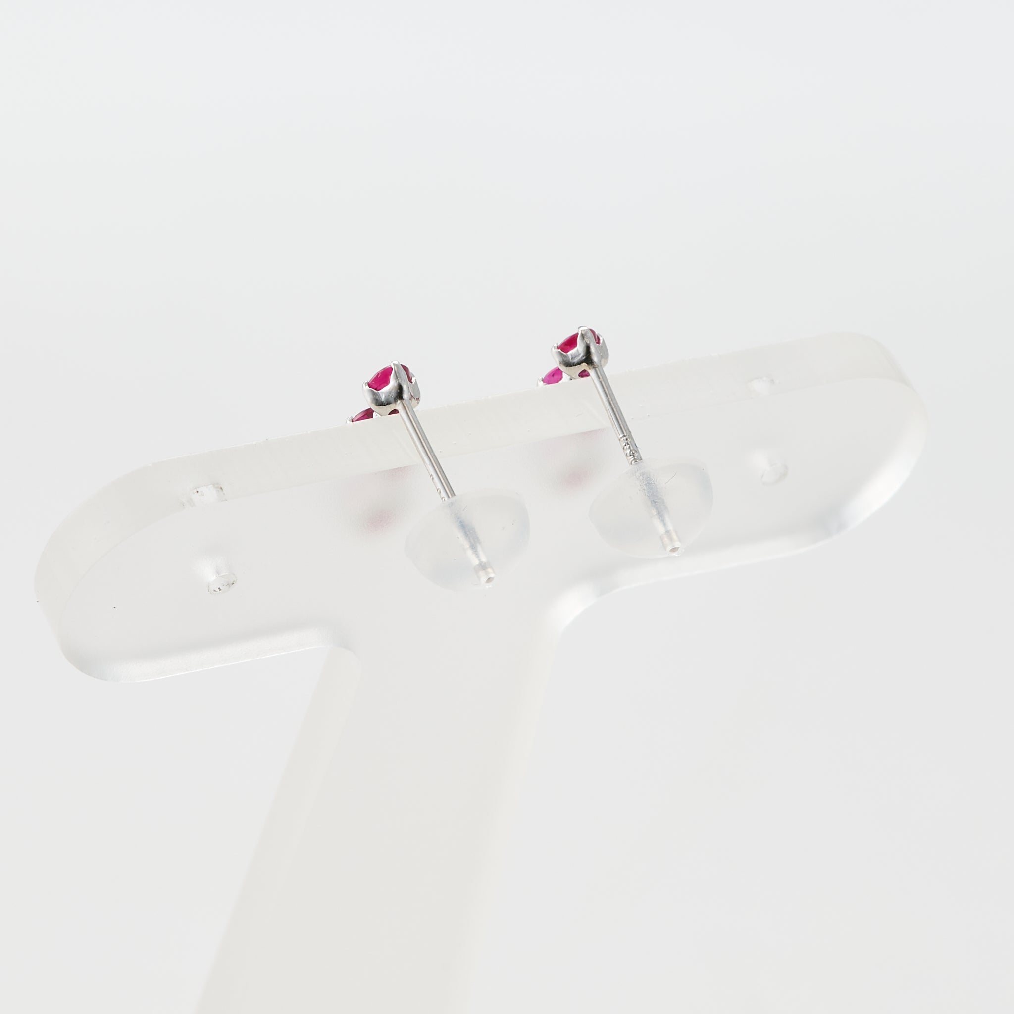 ルビー プラチナピアス(7月誕生石)《25V03402》