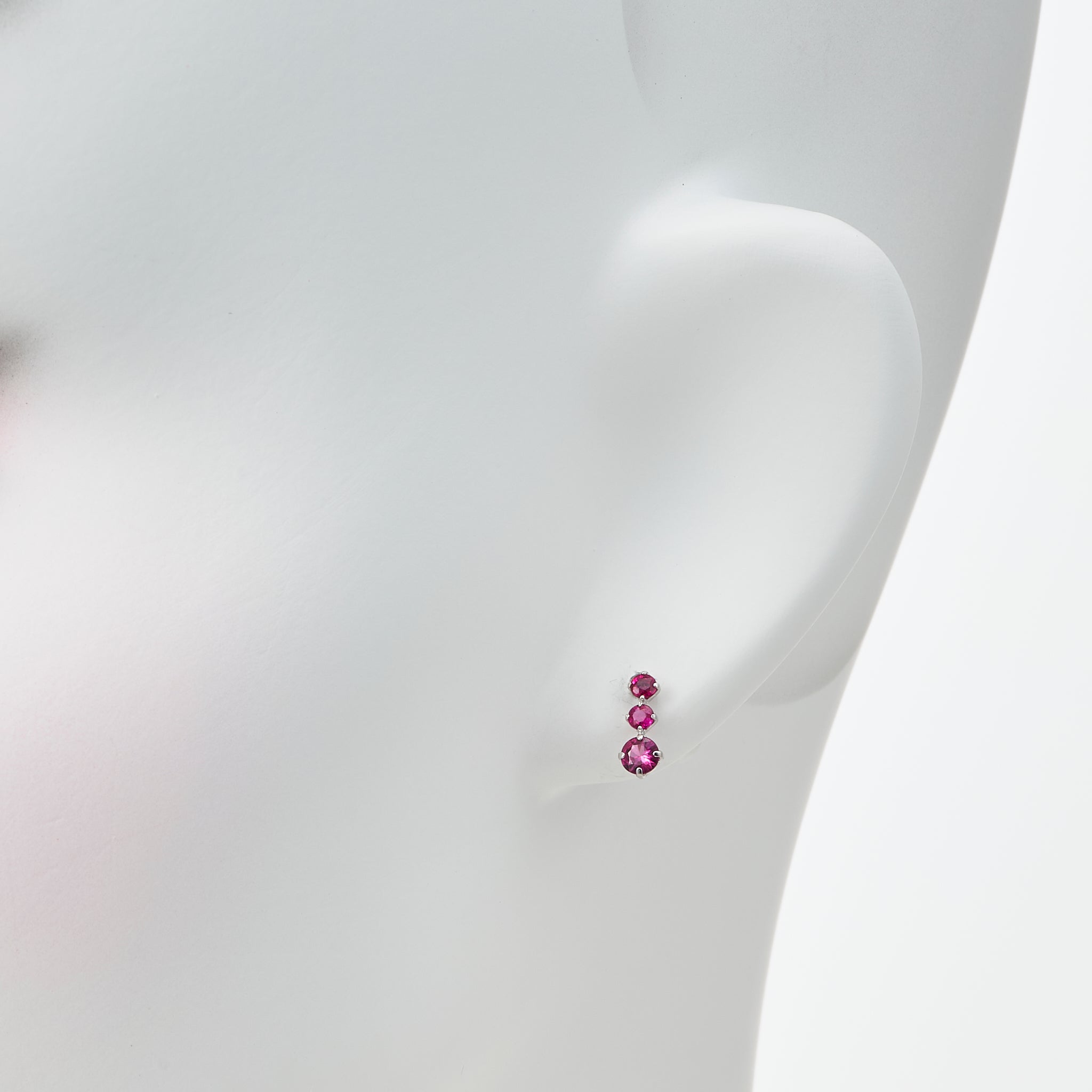 ルビー プラチナピアス(7月誕生石)《25V03402》