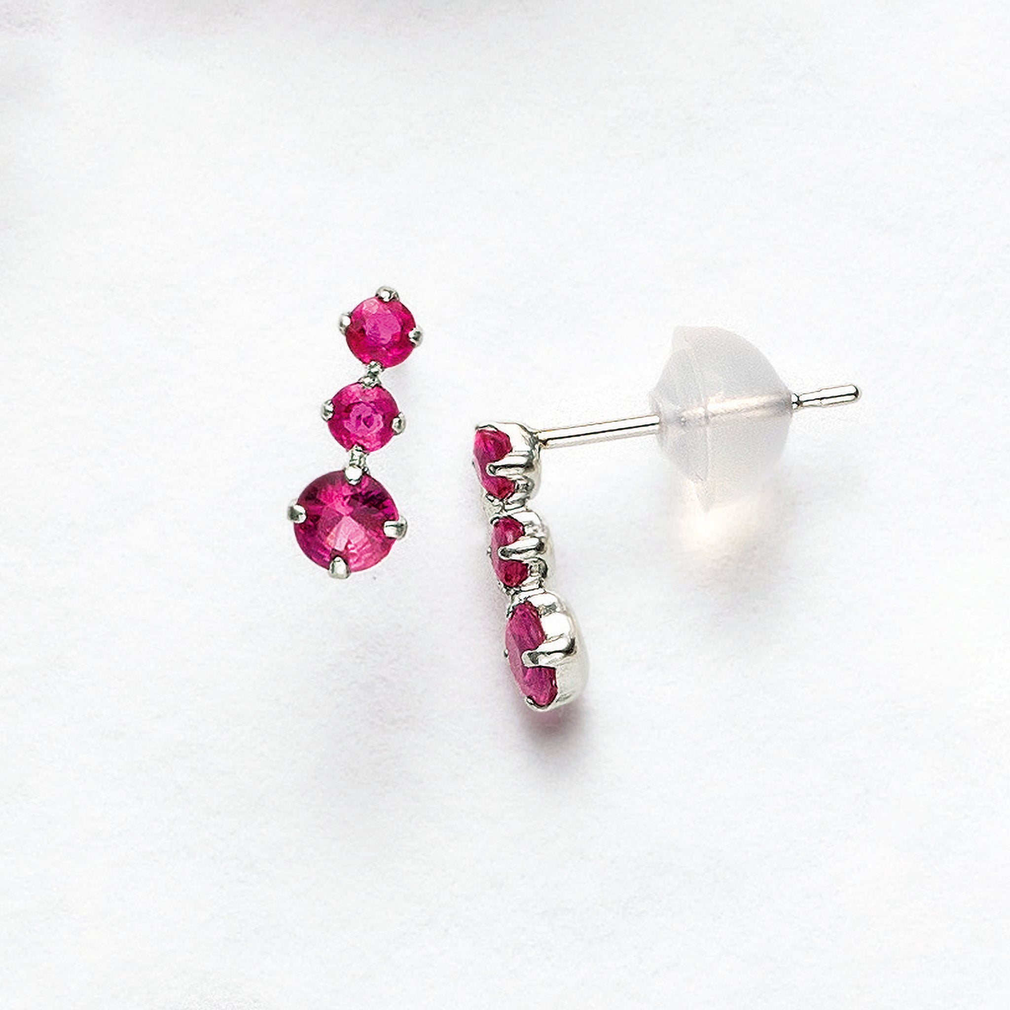 ルビー プラチナピアス(7月誕生石)《25V03402》