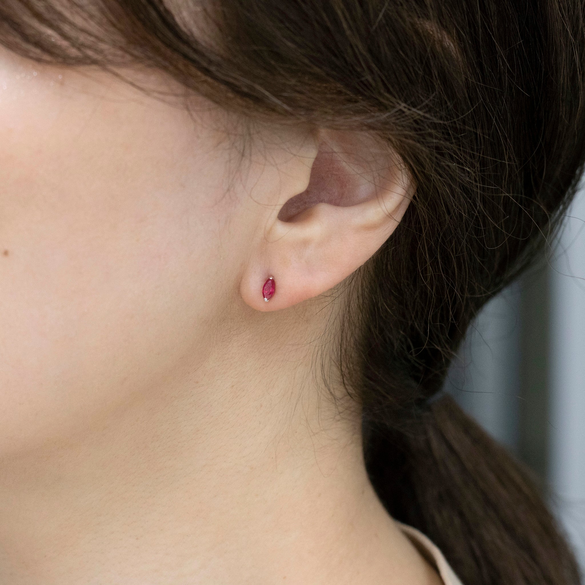 レッドスピネル プラチナピアス(8月誕生石)《25V03404》