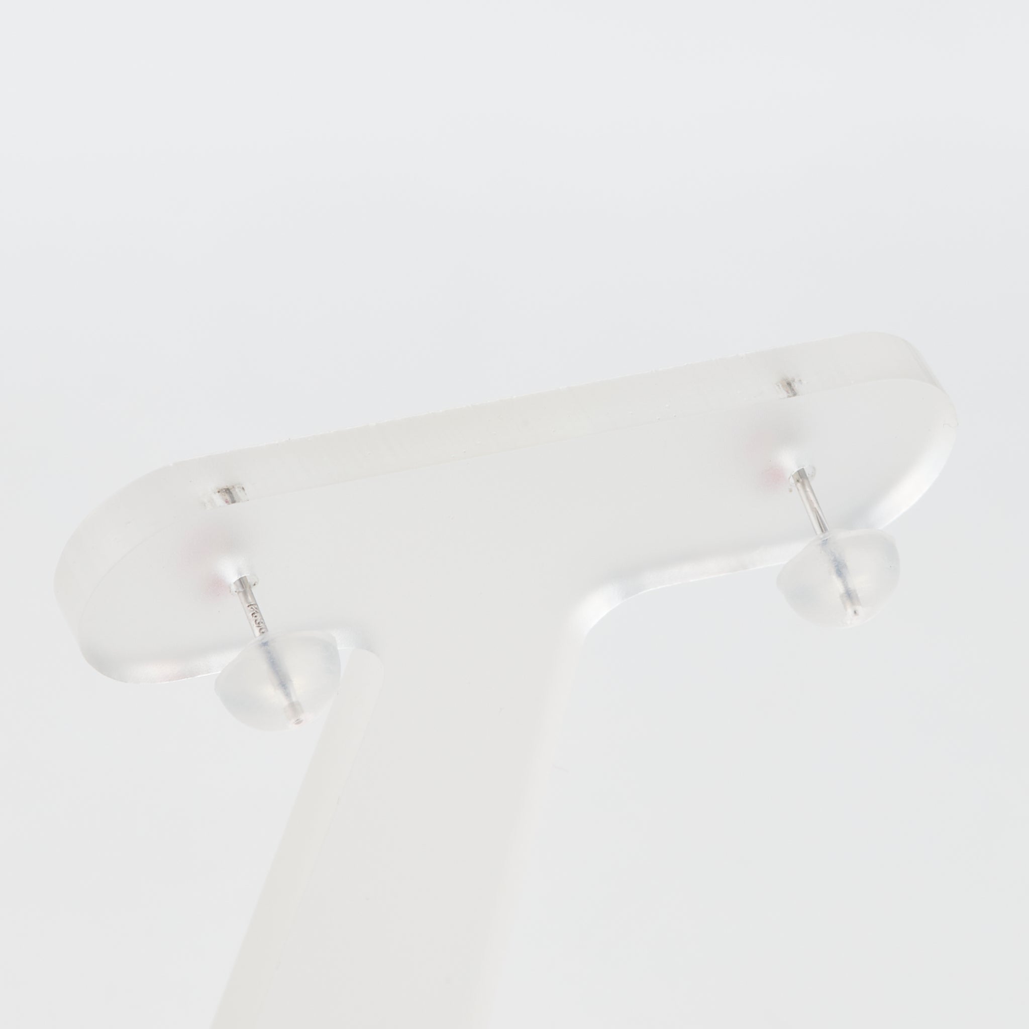 レッドスピネル プラチナピアス(8月誕生石)《25V03404》