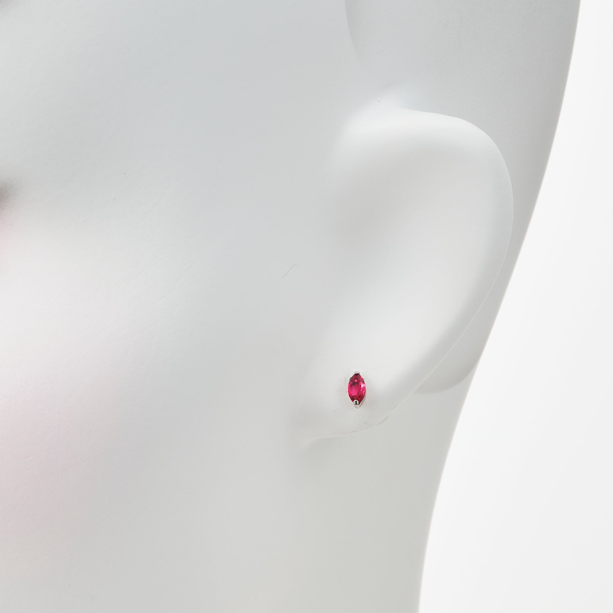 レッドスピネル プラチナピアス(8月誕生石)《25V03404》