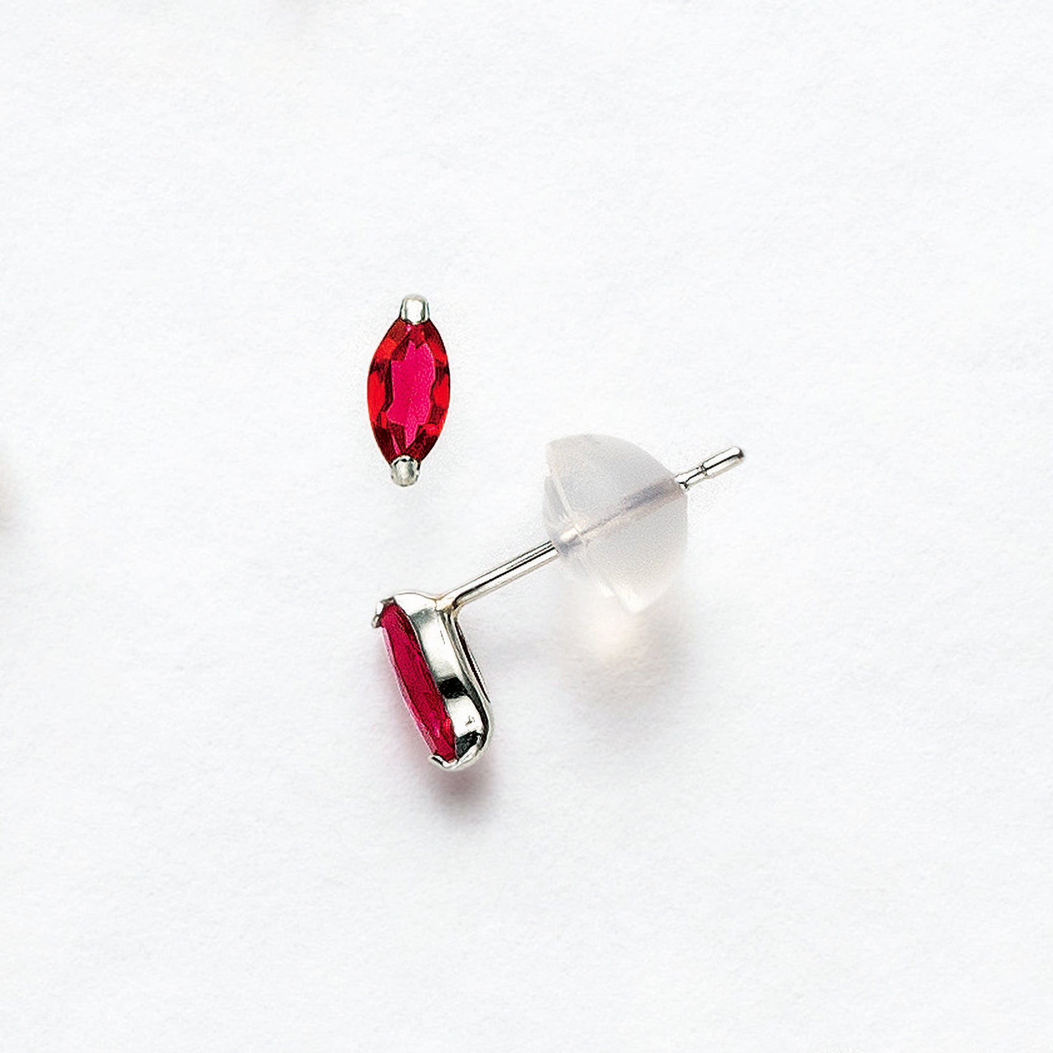 レッドスピネル プラチナピアス(8月誕生石)《25V03404》