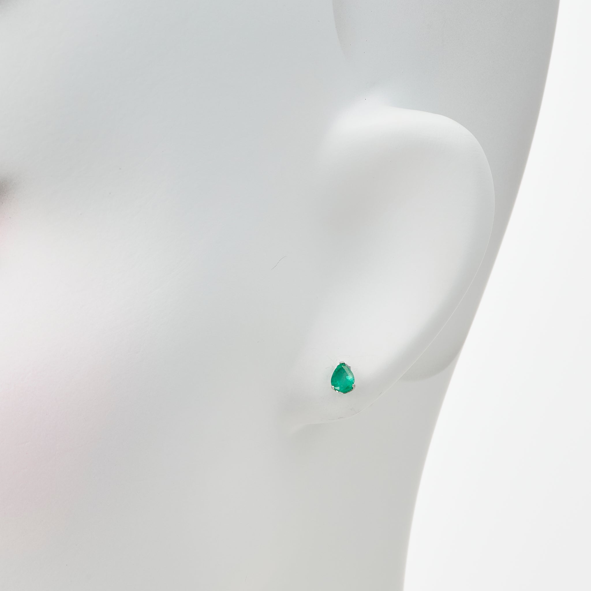 エメラルド プラチナピアス(5月誕生石)《25V03405》