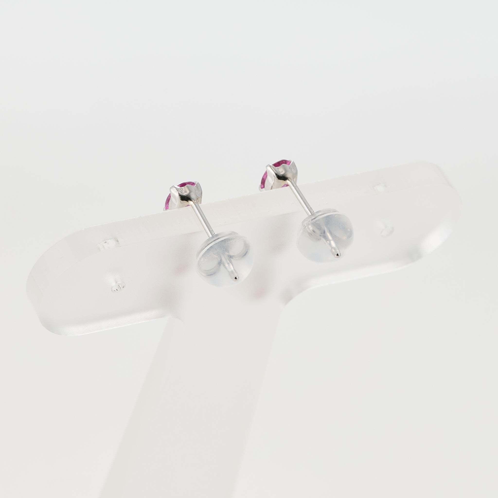 ルビー プラチナピアス(7月誕生石)《25V03406》