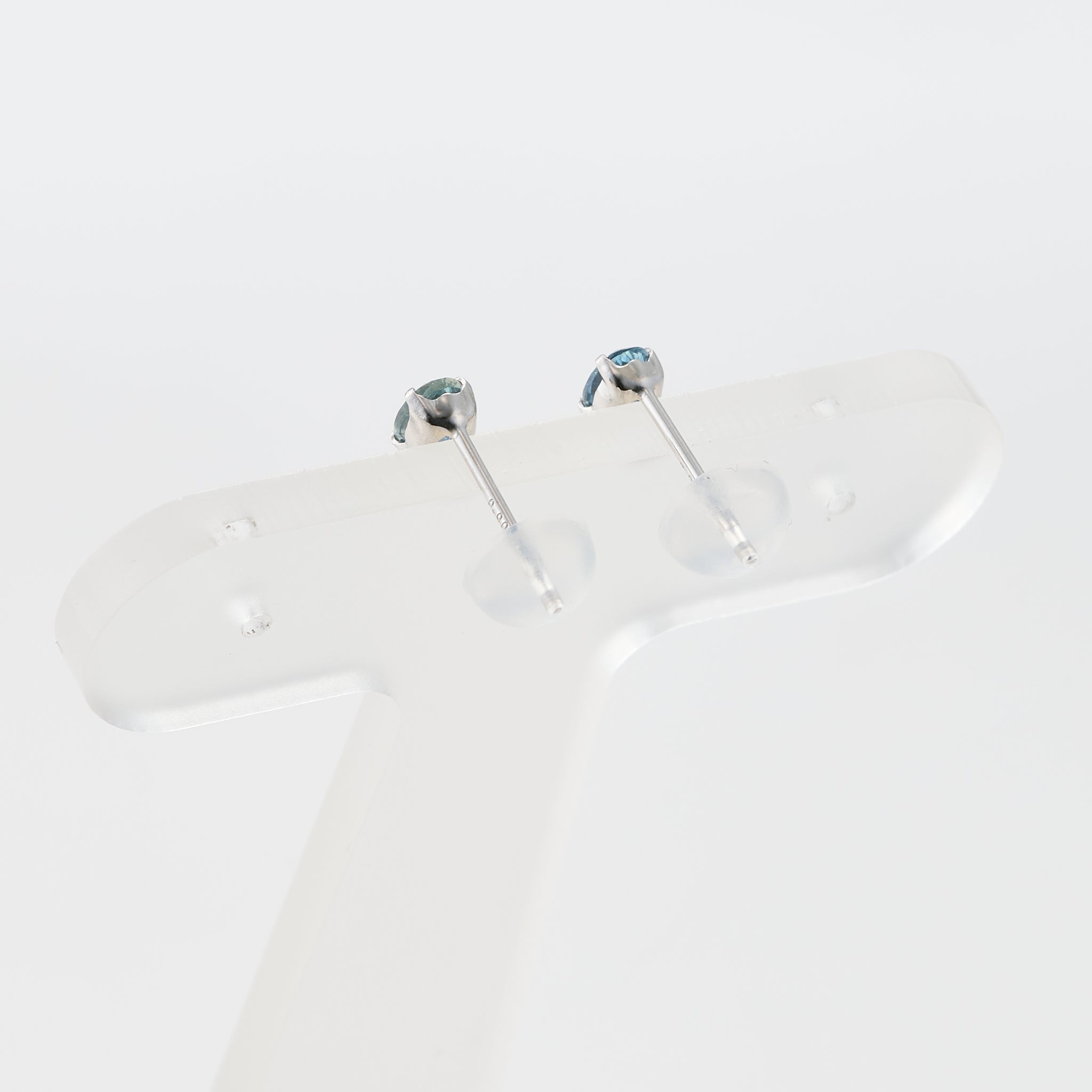 サファイア プラチナピアス(9月誕生石)《25V03408》