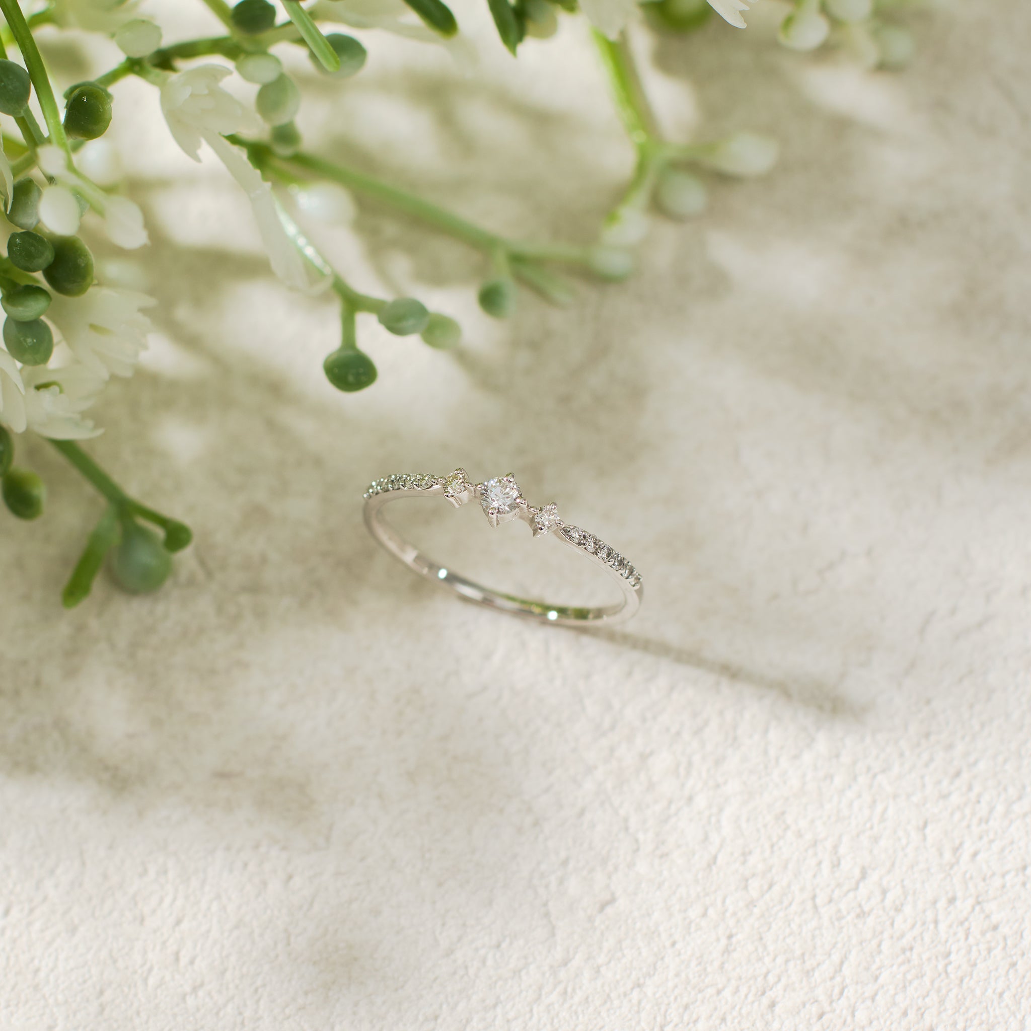 ダイヤモンド プラチナリング(リボンモチーフ/4月誕生石)《25V03504》