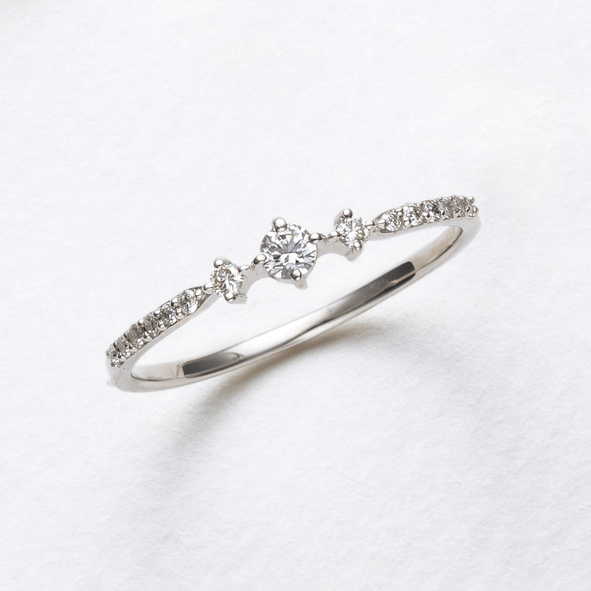 ダイヤモンド プラチナリング(リボンモチーフ/4月誕生石)《25V03504》