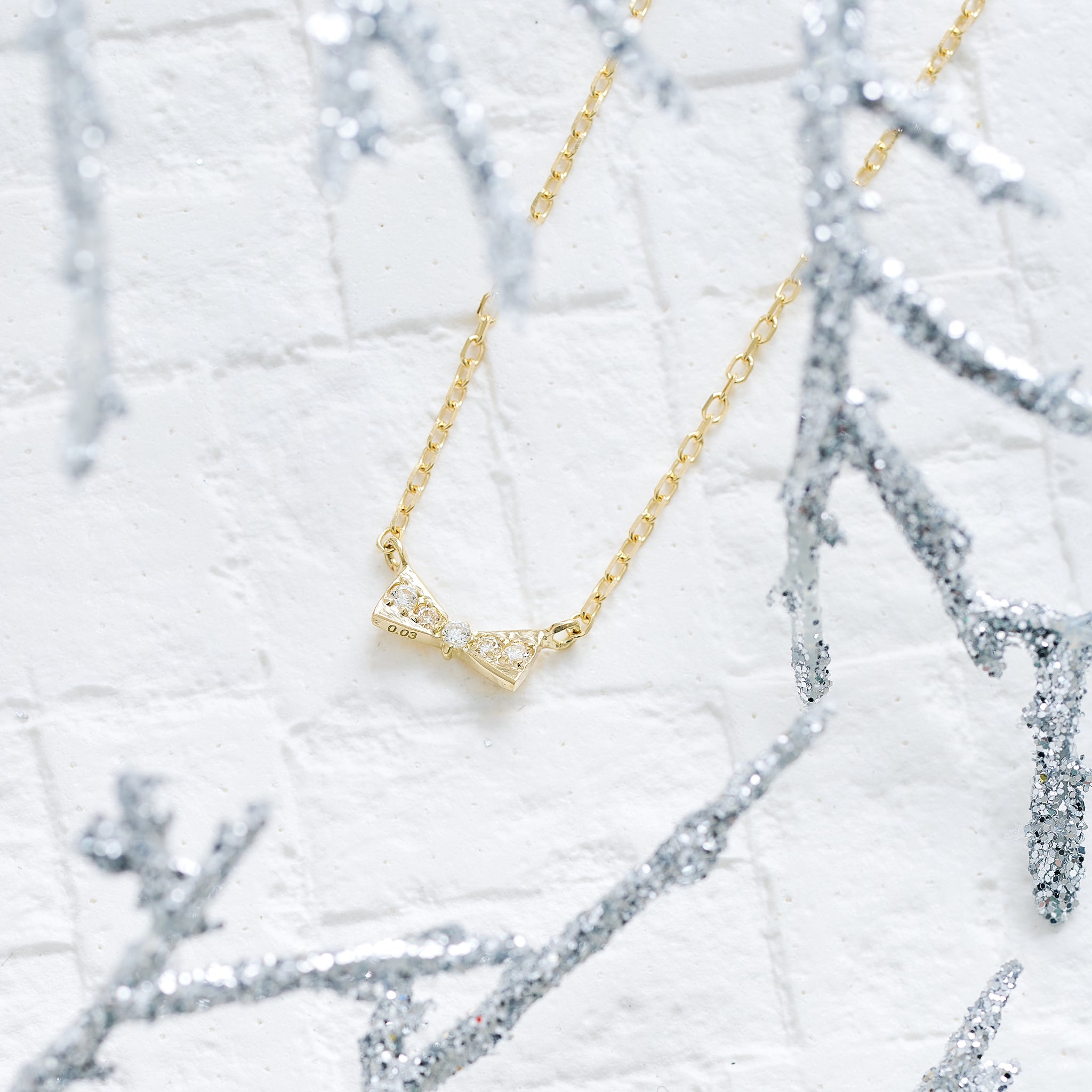 ダイヤモンド K10ネックレス(リボンモチーフ/4月誕生石)《25V03704》