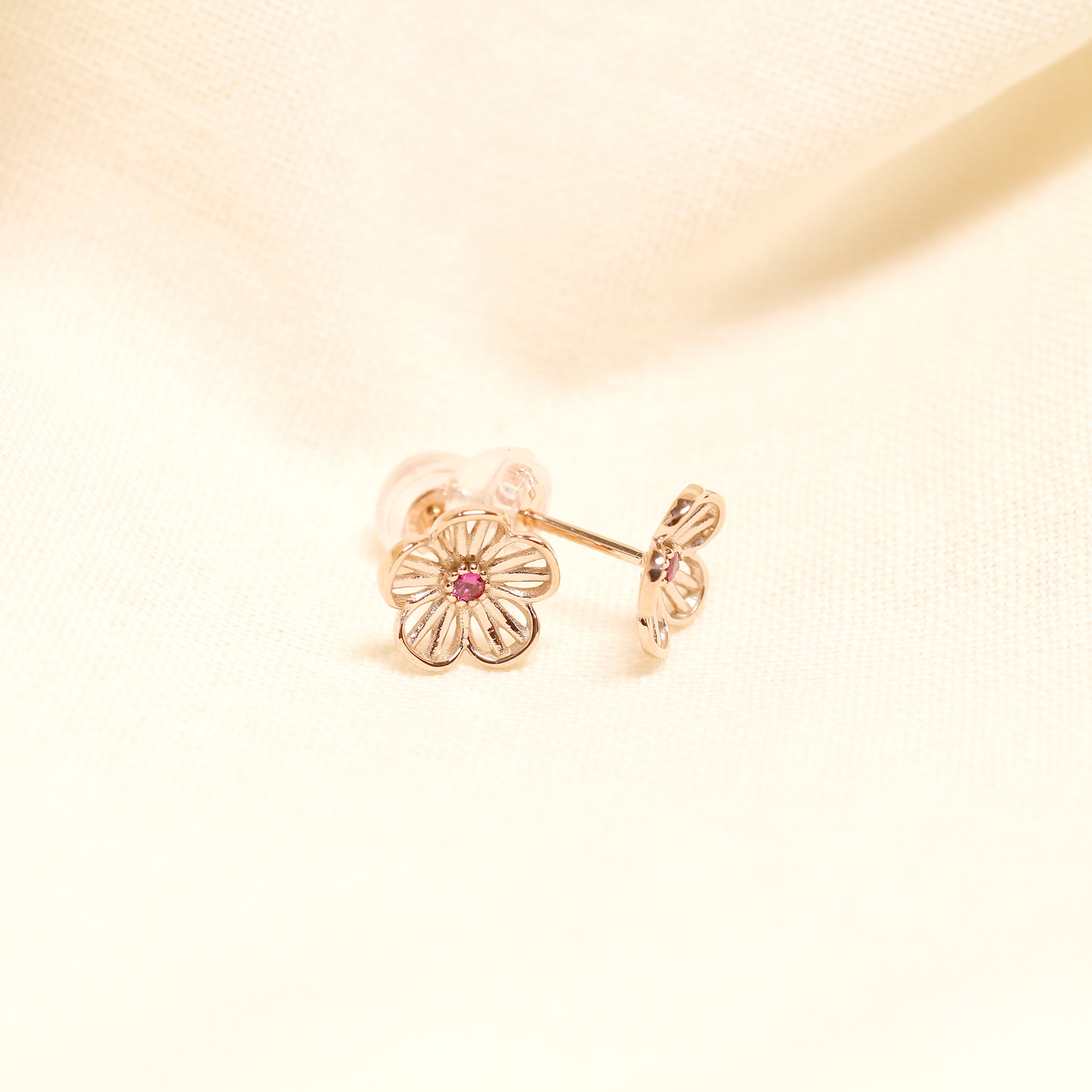 ルビー K10ピアス(梅の花モチーフ/7月誕生石)《25V03706》