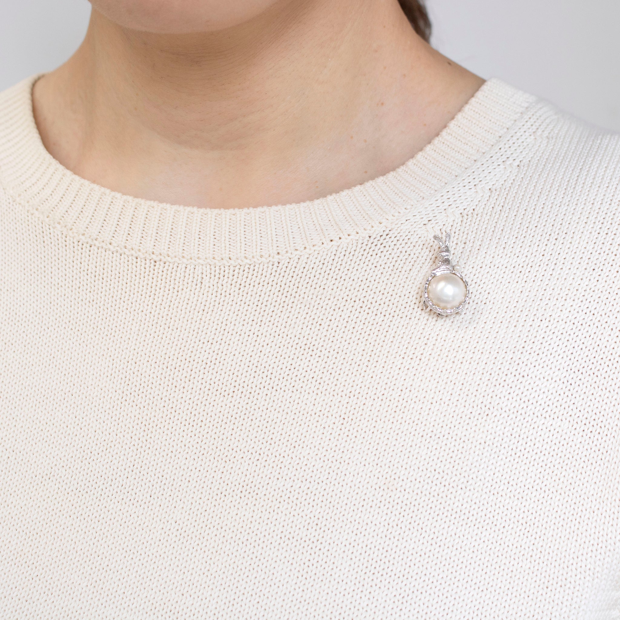 パール シルバーブローチ兼ペンダントトップ(マベ真珠/11mm/ウサギモチーフ/6月誕生石)《25V03812》