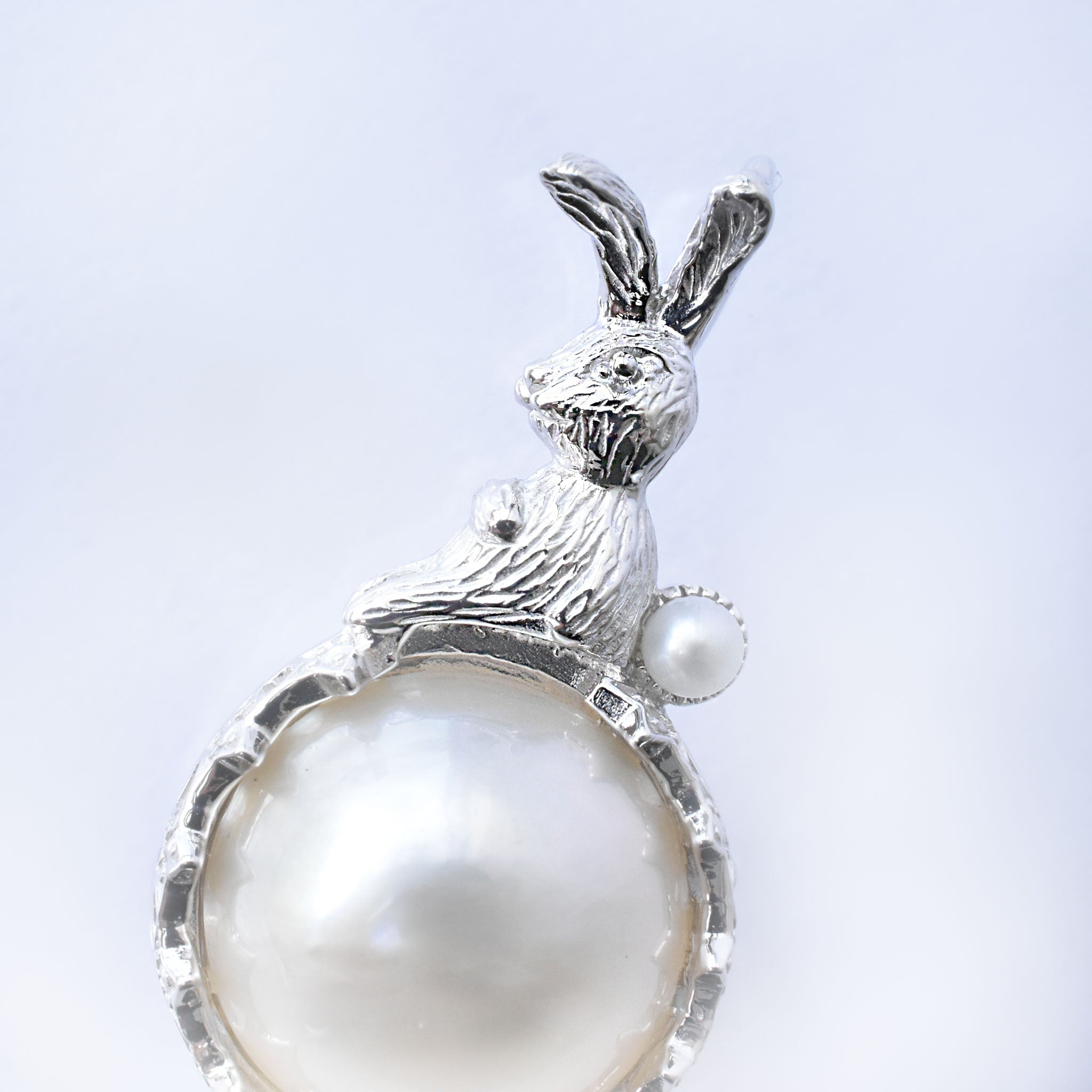 パール シルバーブローチ兼ペンダントトップ(マベ真珠/11mm/ウサギモチーフ/6月誕生石)《25V03812》