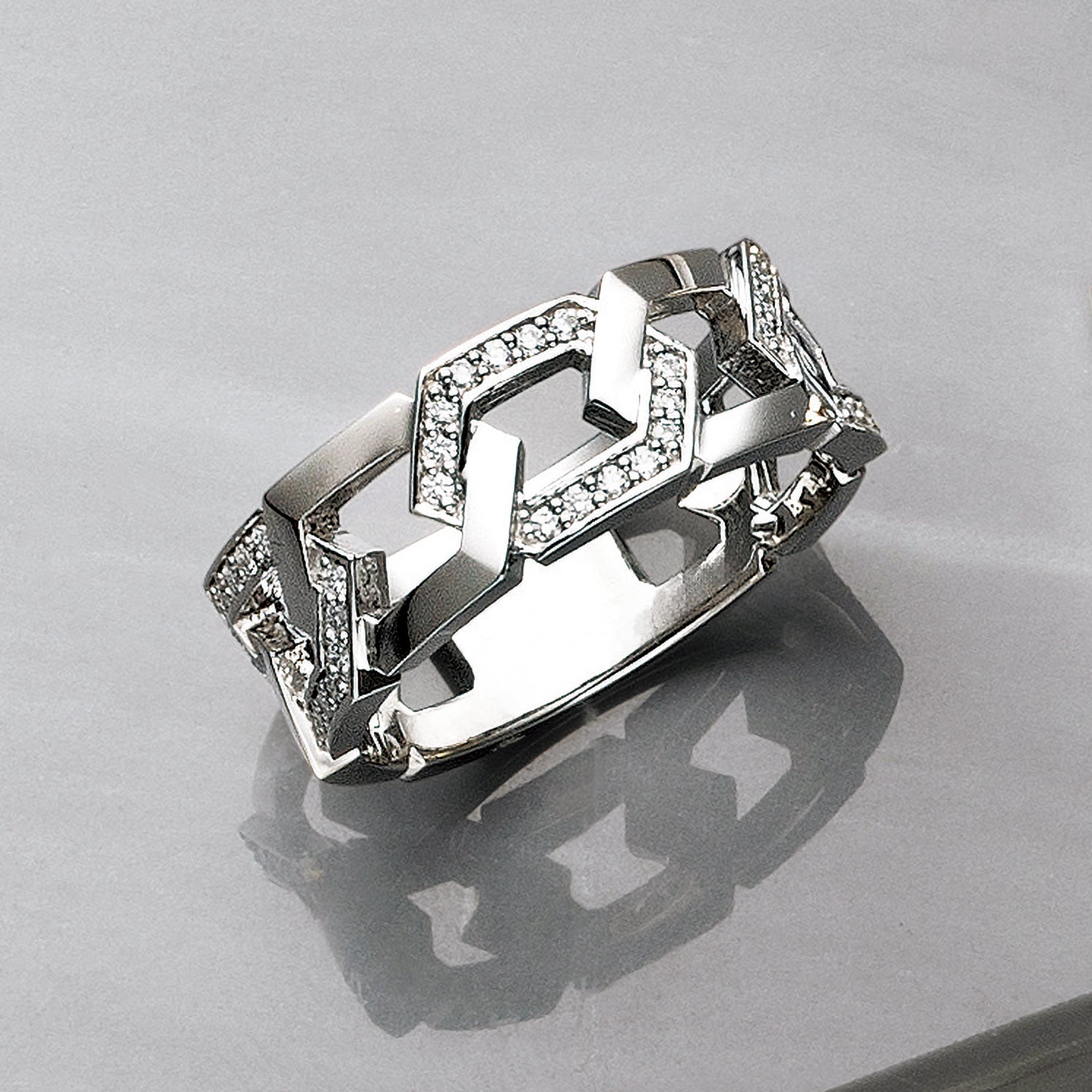 ダイヤモンド プラチナリング(4月誕生石/鑑別書付)《25V03901》