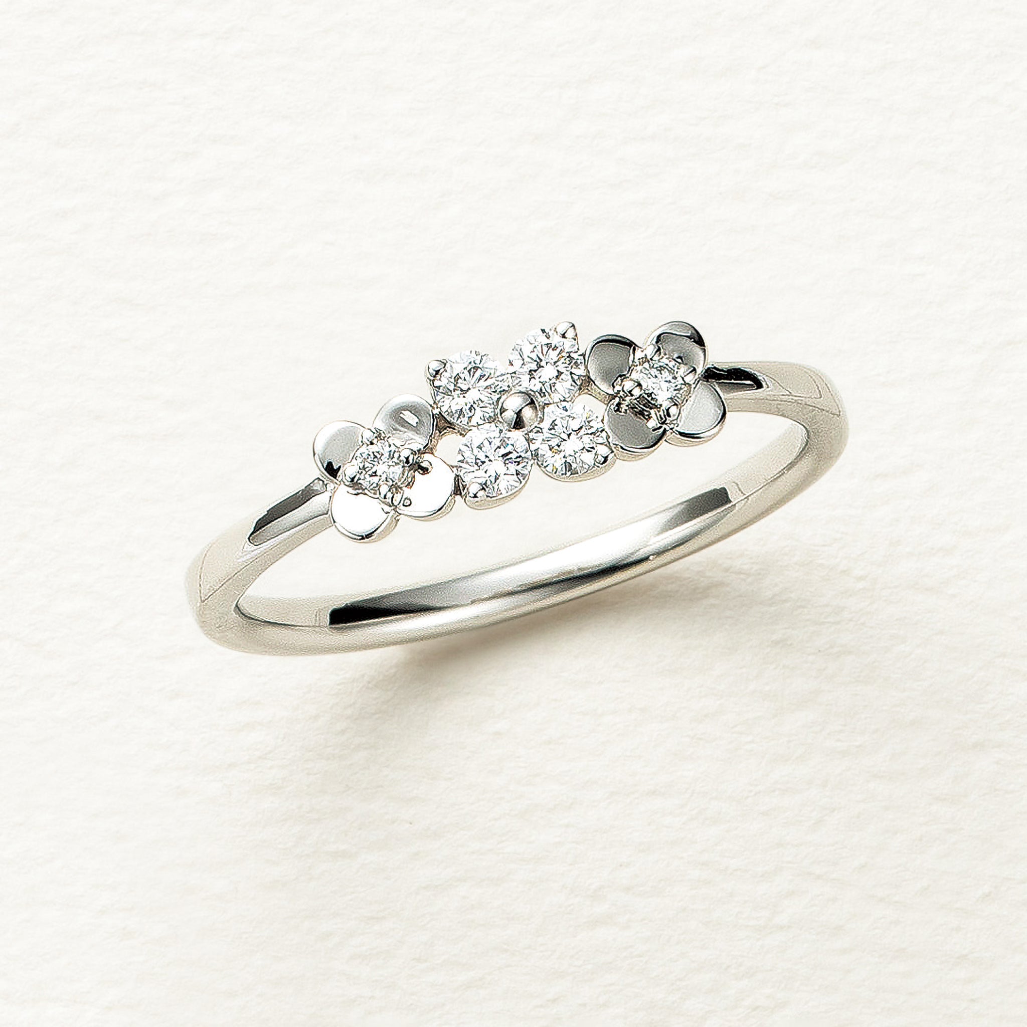 ダイヤモンド プラチナリング(クローバーモチーフ/4月誕生石)《26A00301》