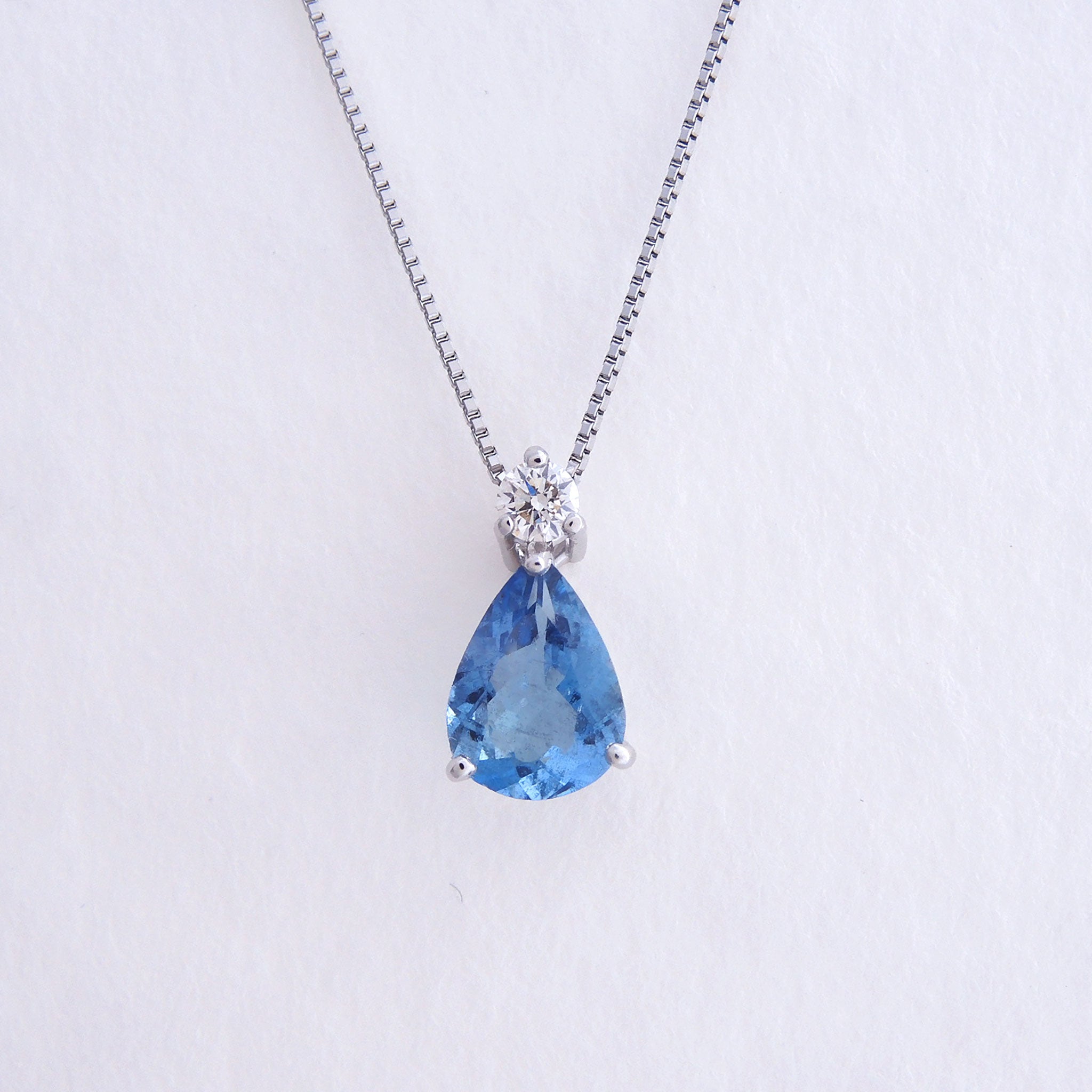 アクアマリン/ダイヤモンド プラチナネックレス(0.7カラット/サンタマリアカラー/ペアシェイプ/3月誕生石/鑑別書付)《26A00706》