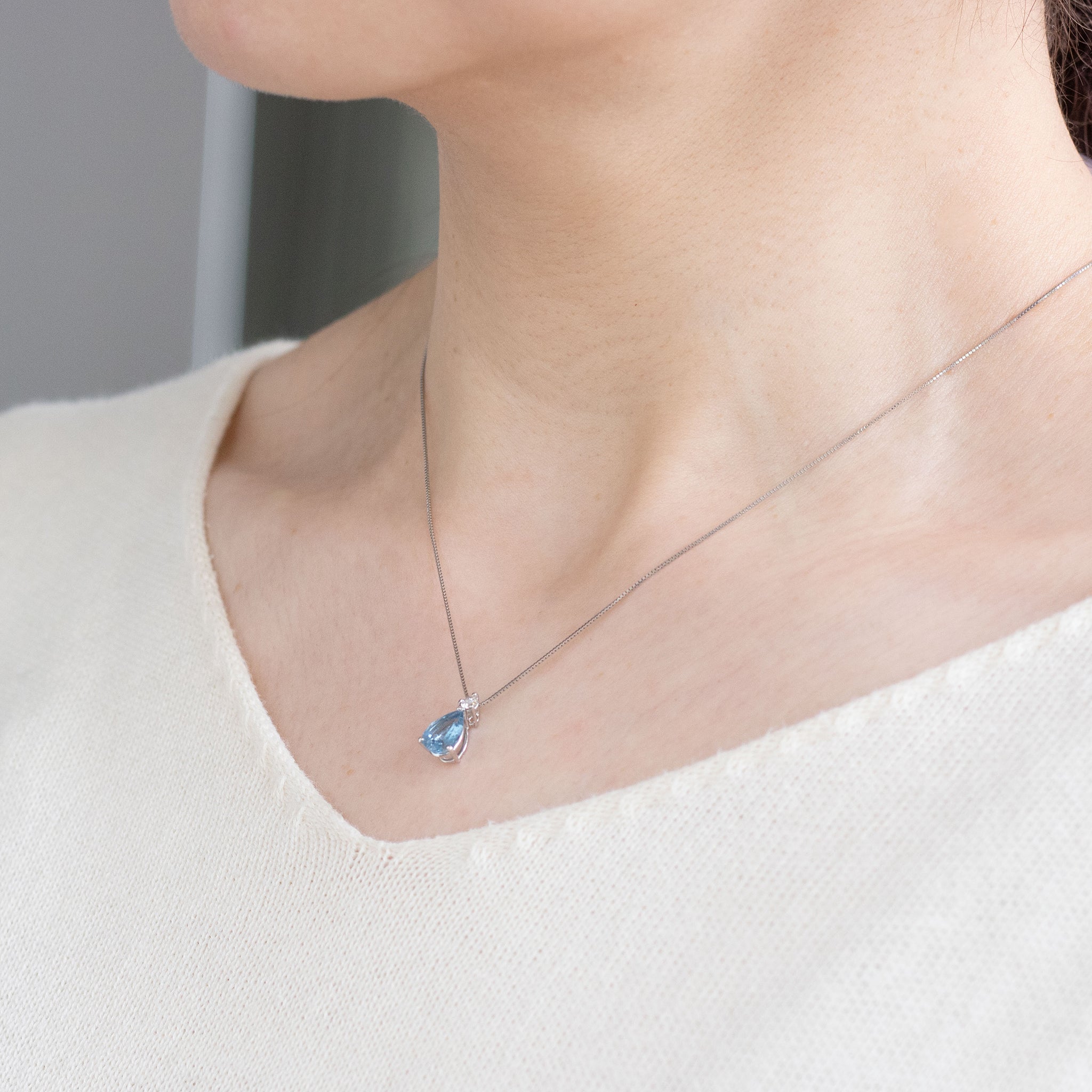 アクアマリン/ダイヤモンド プラチナネックレス(0.7カラット/サンタマリアカラー/ペアシェイプ/3月誕生石/鑑別書付)《26A00706》