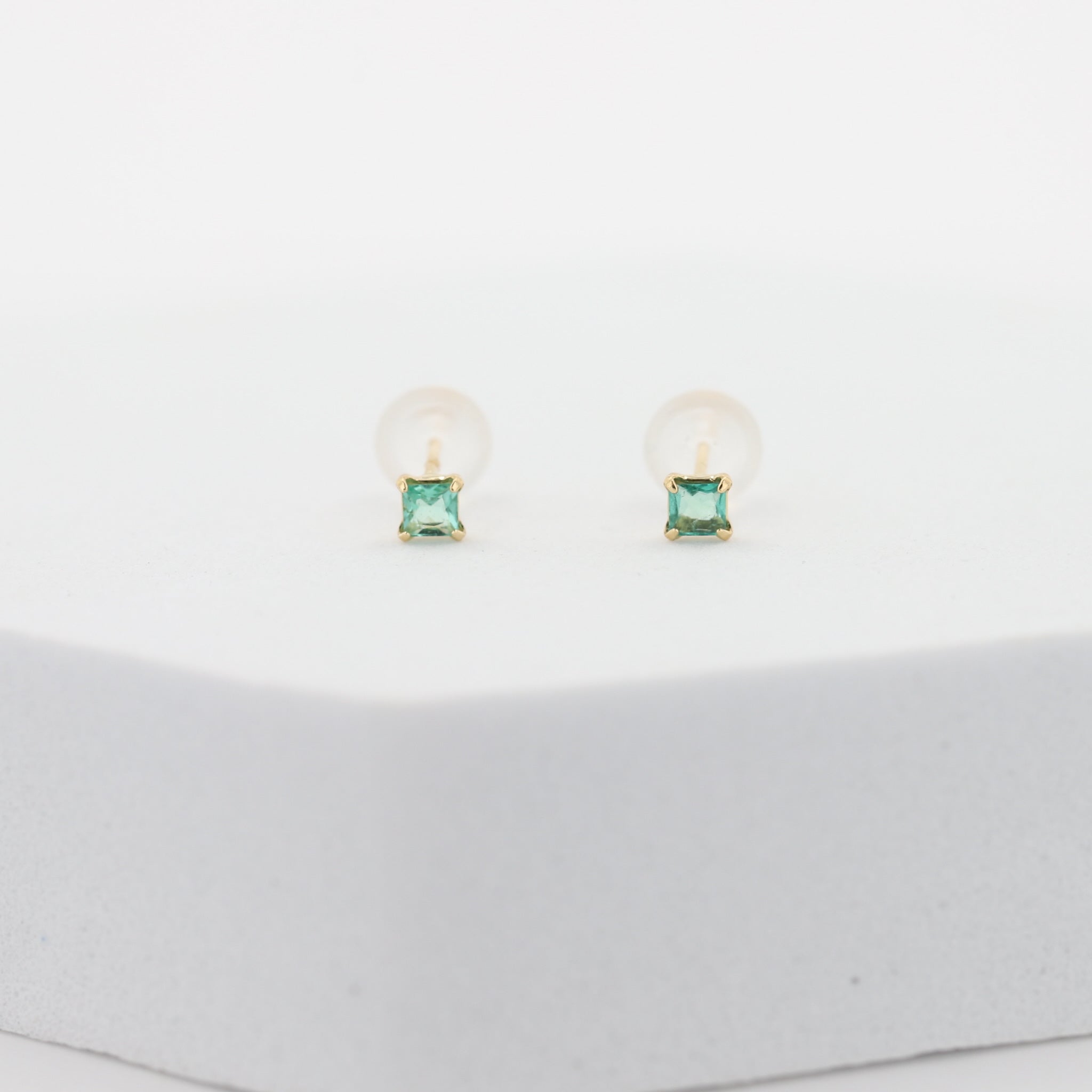 エメラルド K18ピアス(スクエアカット/5月誕生石)《26A01307》
