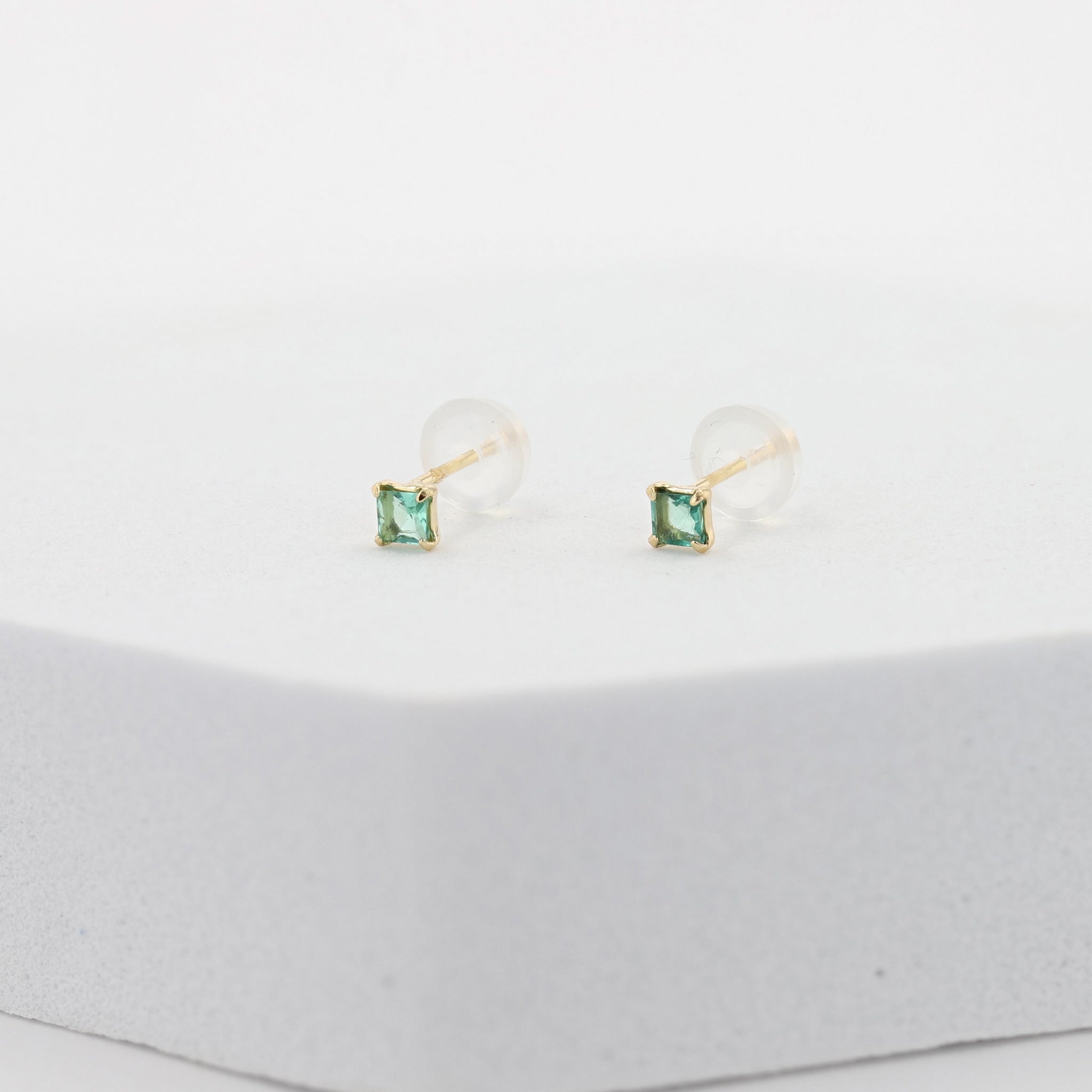 エメラルド K18ピアス(スクエアカット/5月誕生石)《26A01307》