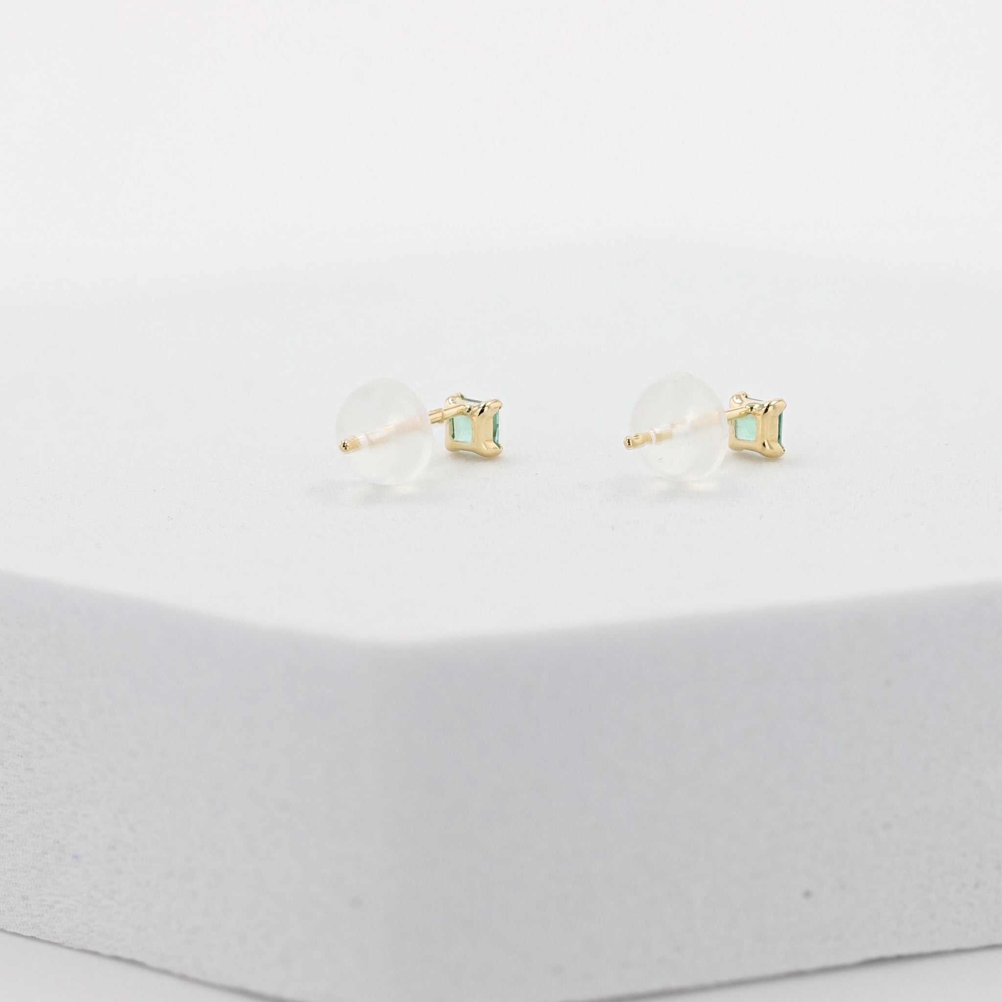 エメラルド K18ピアス(スクエアカット/5月誕生石)《26A01307》