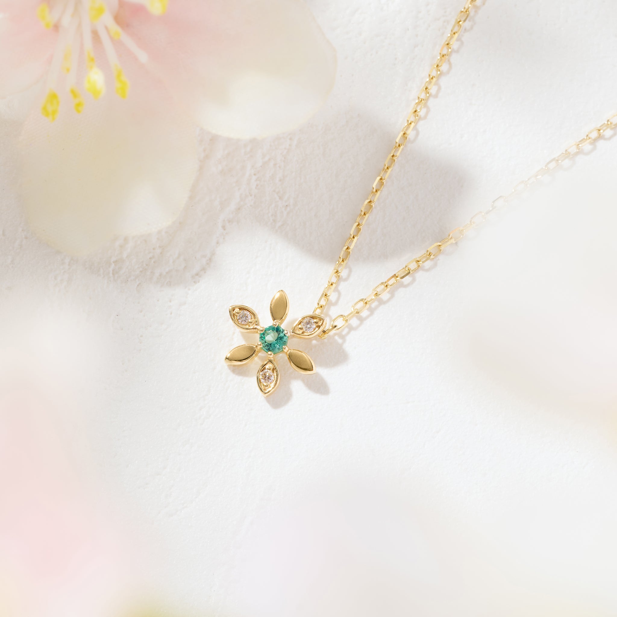 エメラルド/ダイヤモンド K10ネックレス(フラワーモチーフ/5月誕生石)《26A01308》