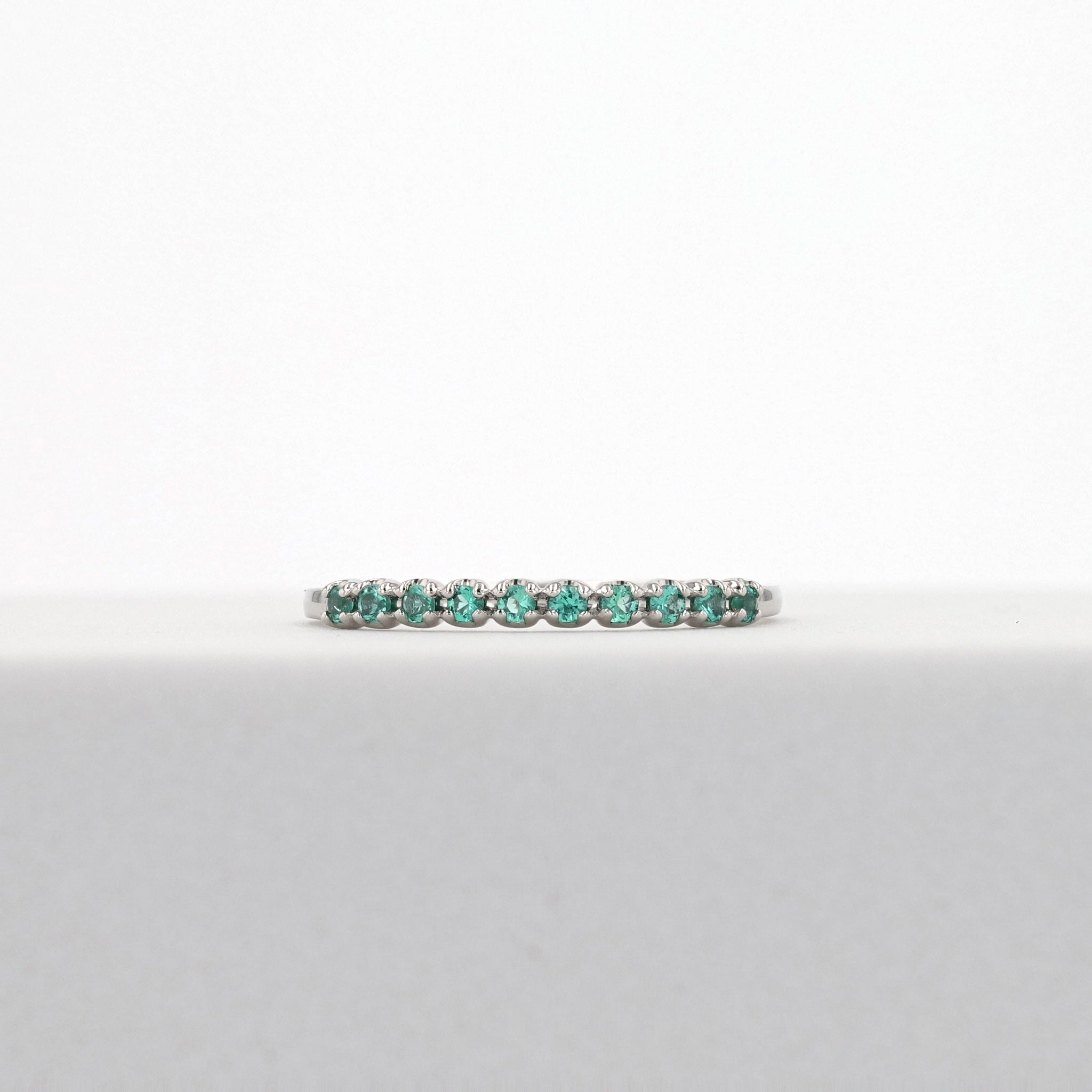 エメラルド プラチナリング(ハーフエタニティ/5月誕生石)《26A01312》