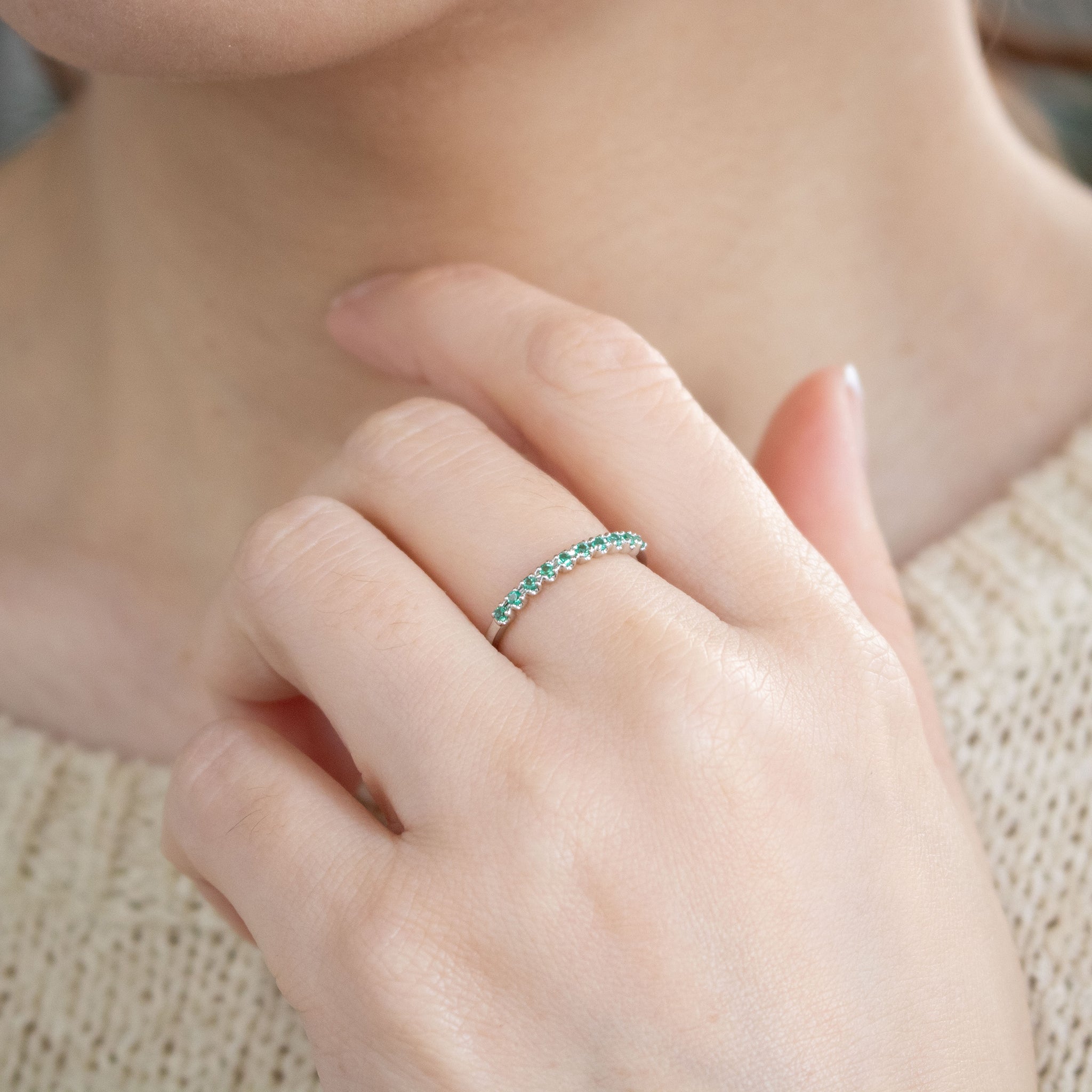 エメラルド プラチナリング(ハーフエタニティ/5月誕生石)《26A01312》