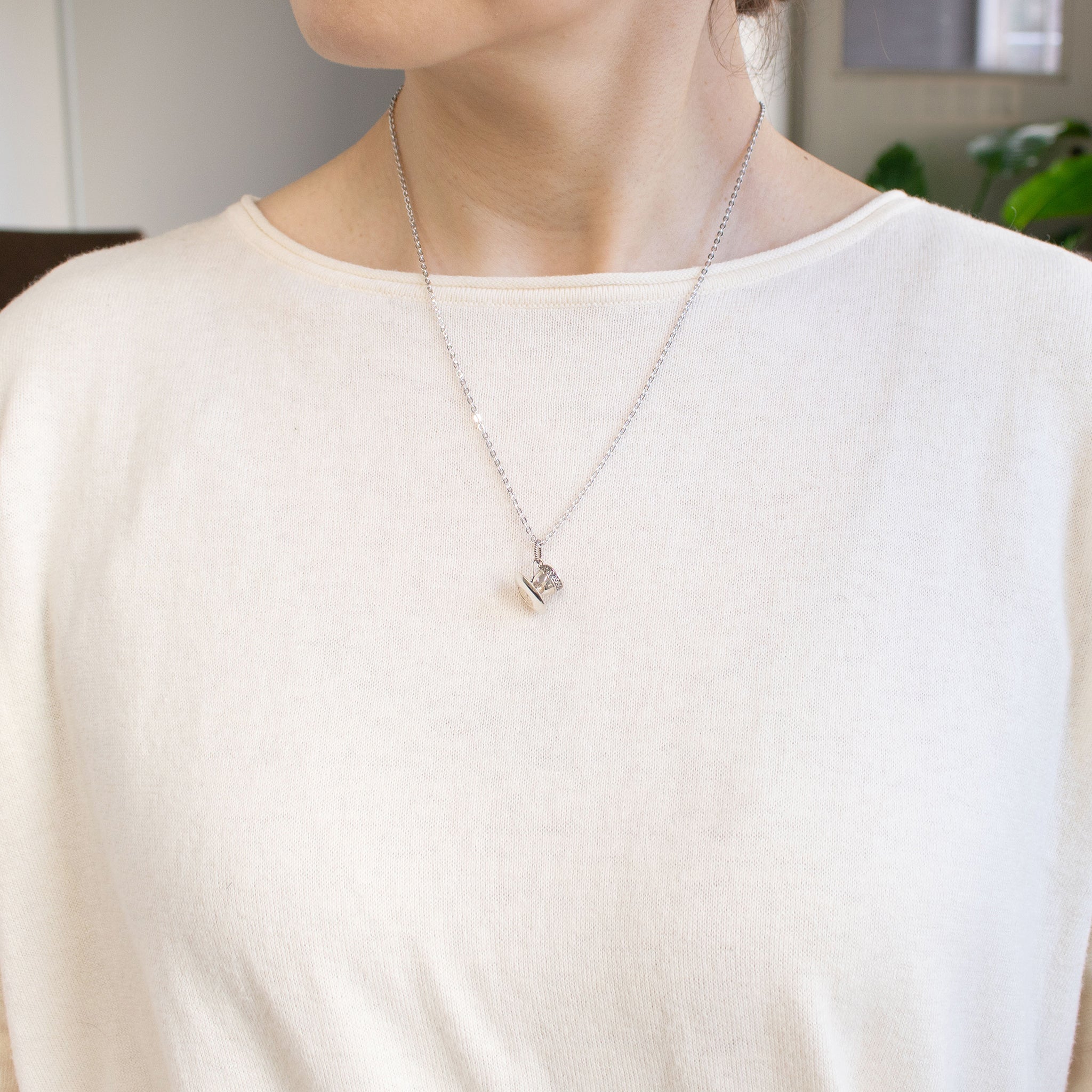 シルバーネックレス(ティーカップ＆ソーサーモチーフ)《26A01403》