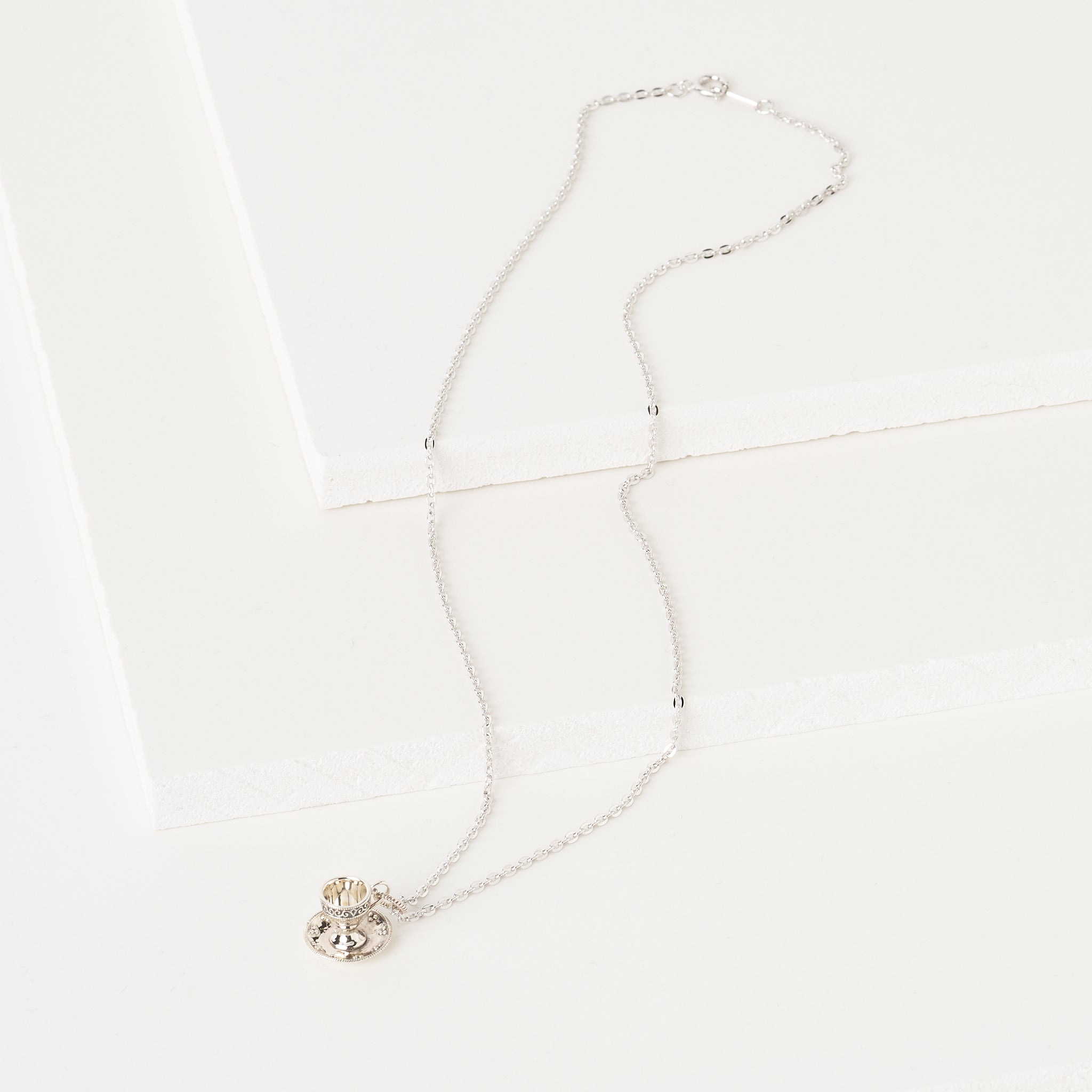 シルバーネックレス(ティーカップ＆ソーサーモチーフ)《26A01403》