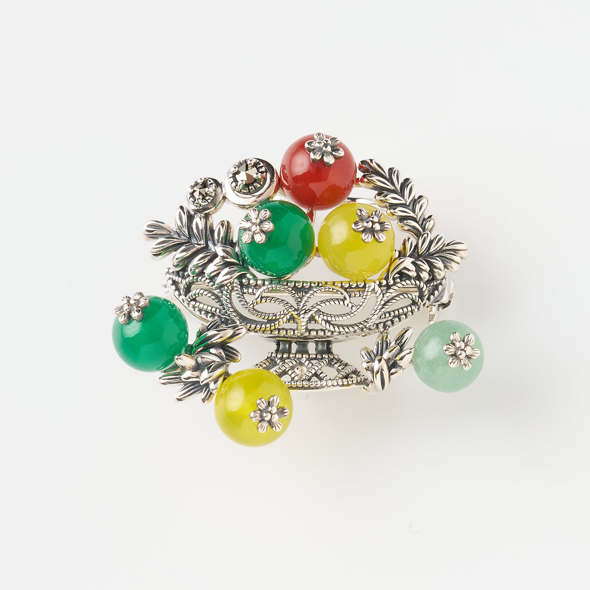 グリーンカルセドニー/イエローカルセドニー シルバーブローチ兼ペンダントトップ(セザンヌ「コンポートのある静物」モチーフ)《26A01406》