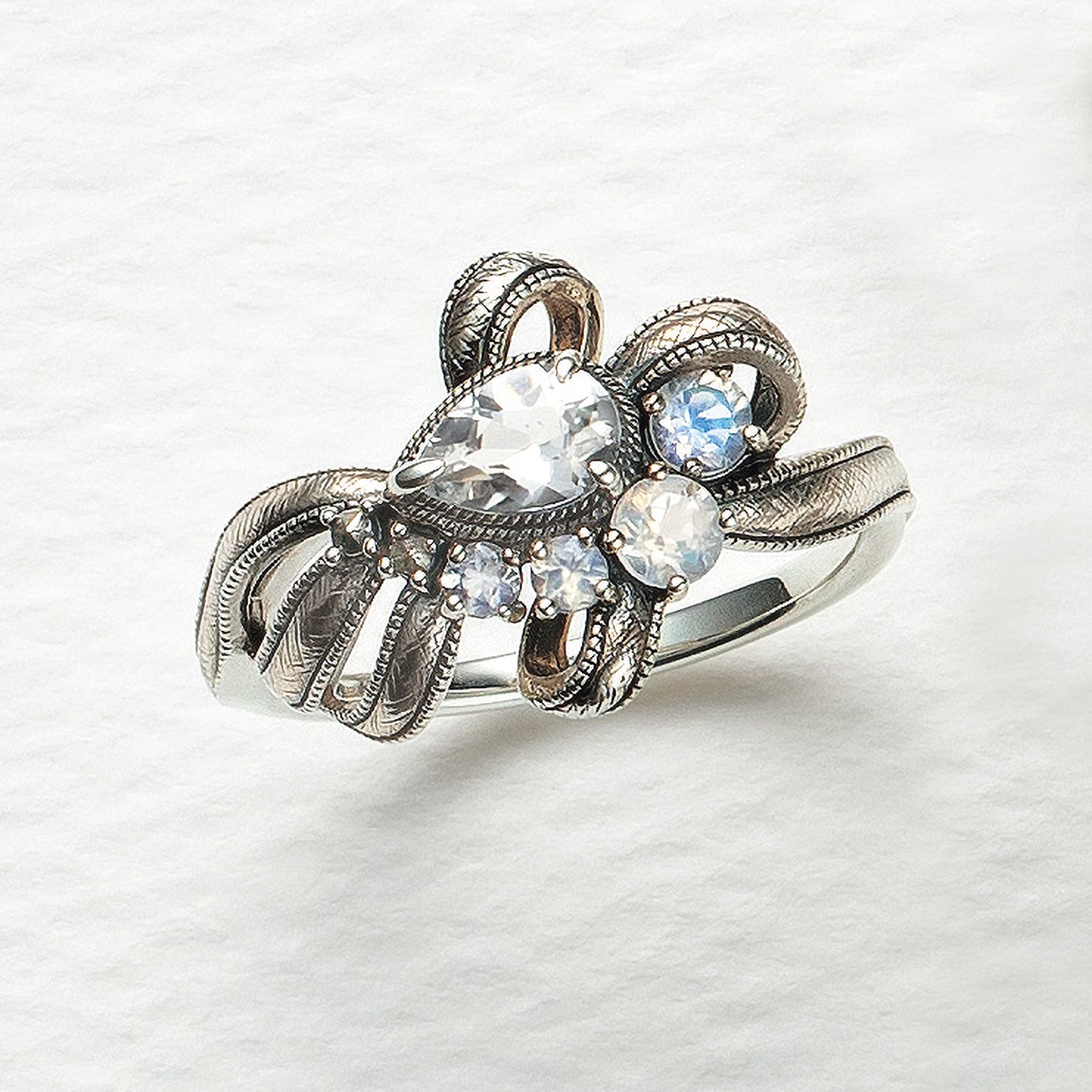 ホワイトトパーズ/ラブラドライト シルバーリング(リボンモチーフ)《26A01407》