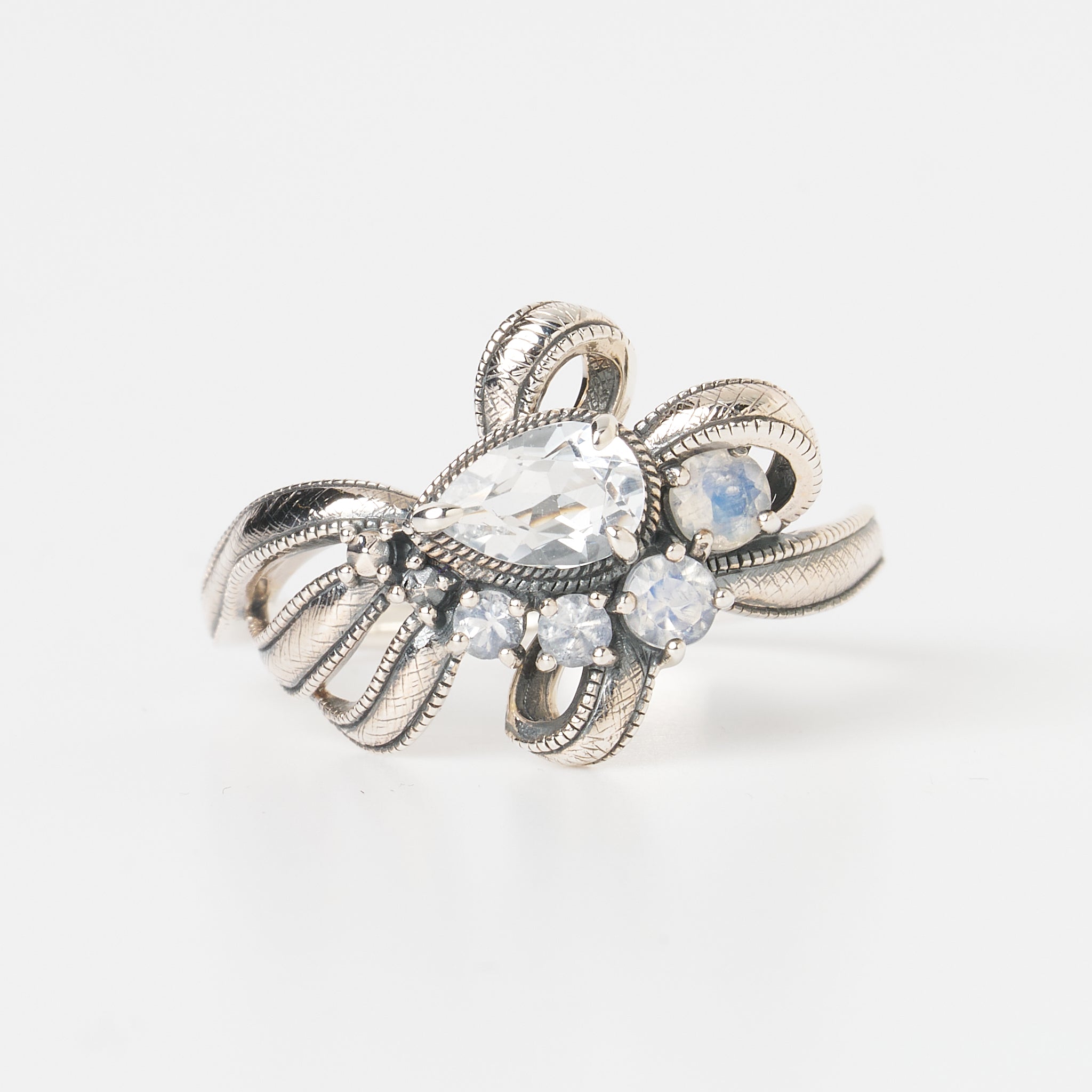 ホワイトトパーズ/ラブラドライト シルバーリング(リボンモチーフ)《26A01407》