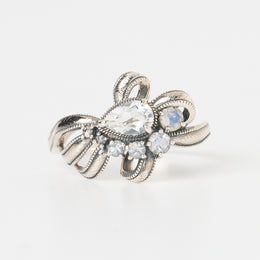 ホワイトトパーズ/ラブラドライト シルバーリング(リボンモチーフ)《26A01407》