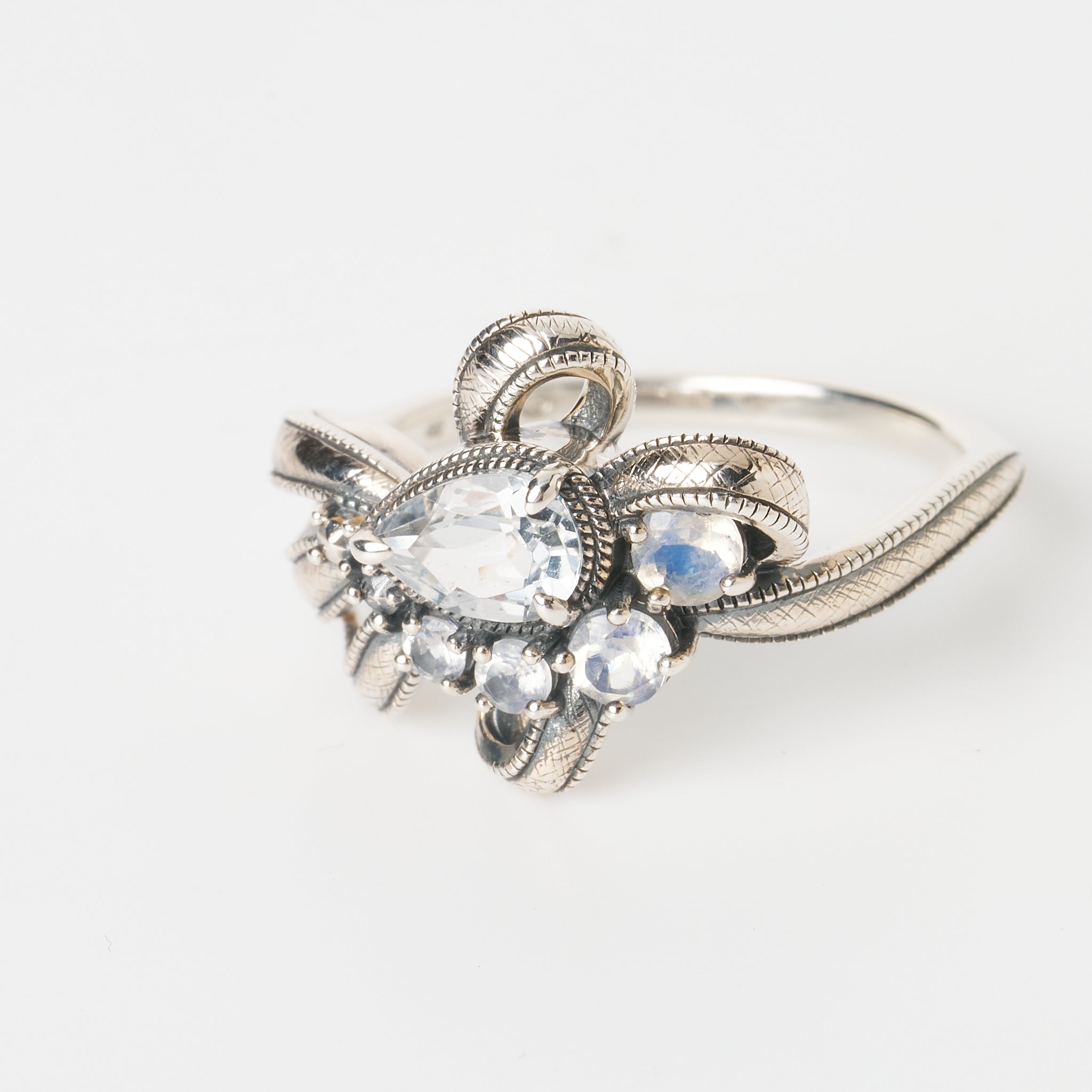 ホワイトトパーズ/ラブラドライト シルバーリング(リボンモチーフ)《26A01407》