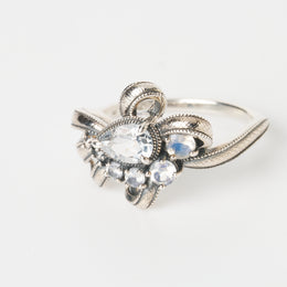 ホワイトトパーズ/ラブラドライト シルバーリング(リボンモチーフ)《26A01407》