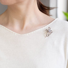 ホワイトトパーズ/ラブラドライト シルバーブローチ兼ペンダントトップ(リボンモチーフ)《26A01408》