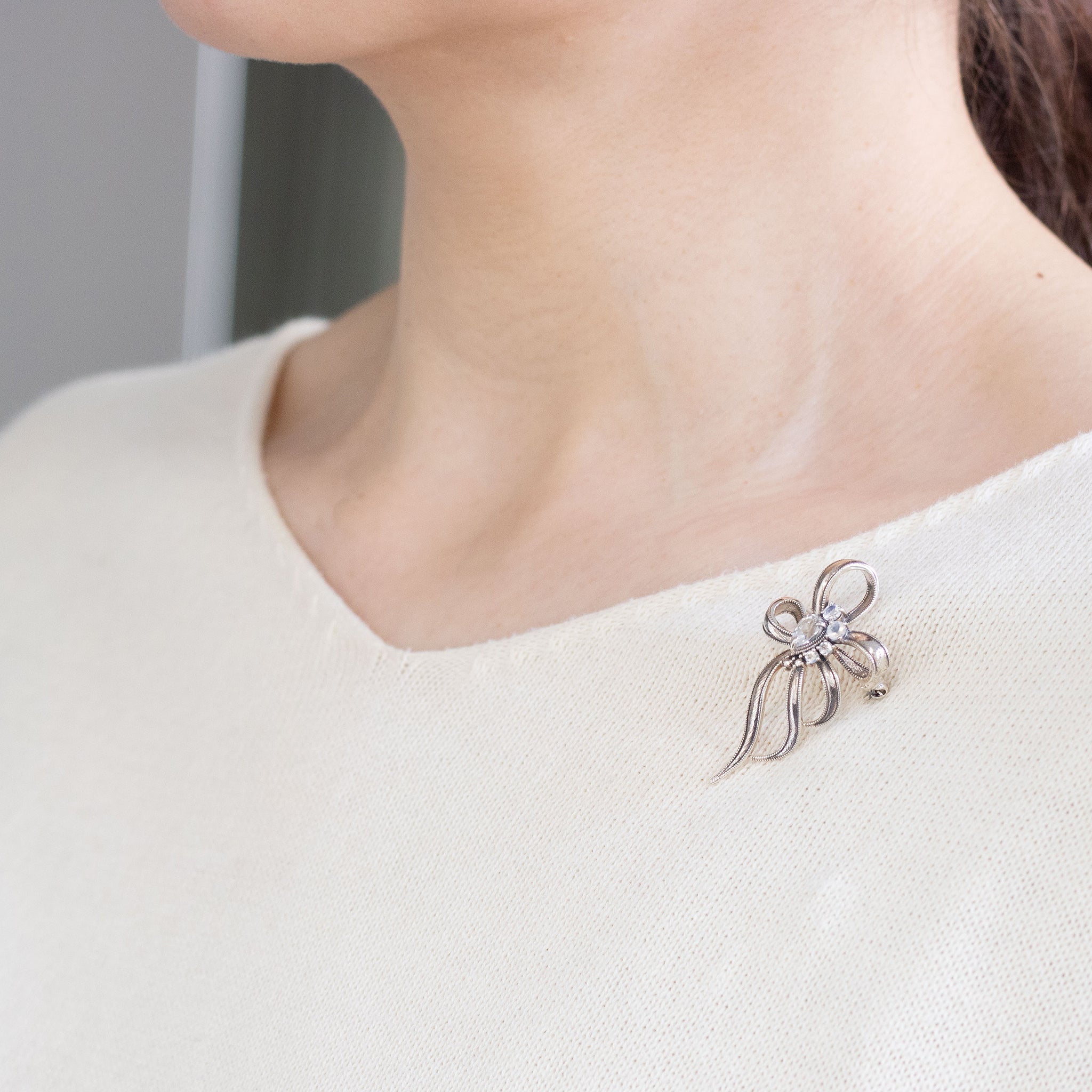 ホワイトトパーズ/ラブラドライト シルバーブローチ兼ペンダントトップ(リボンモチーフ)《26A01408》