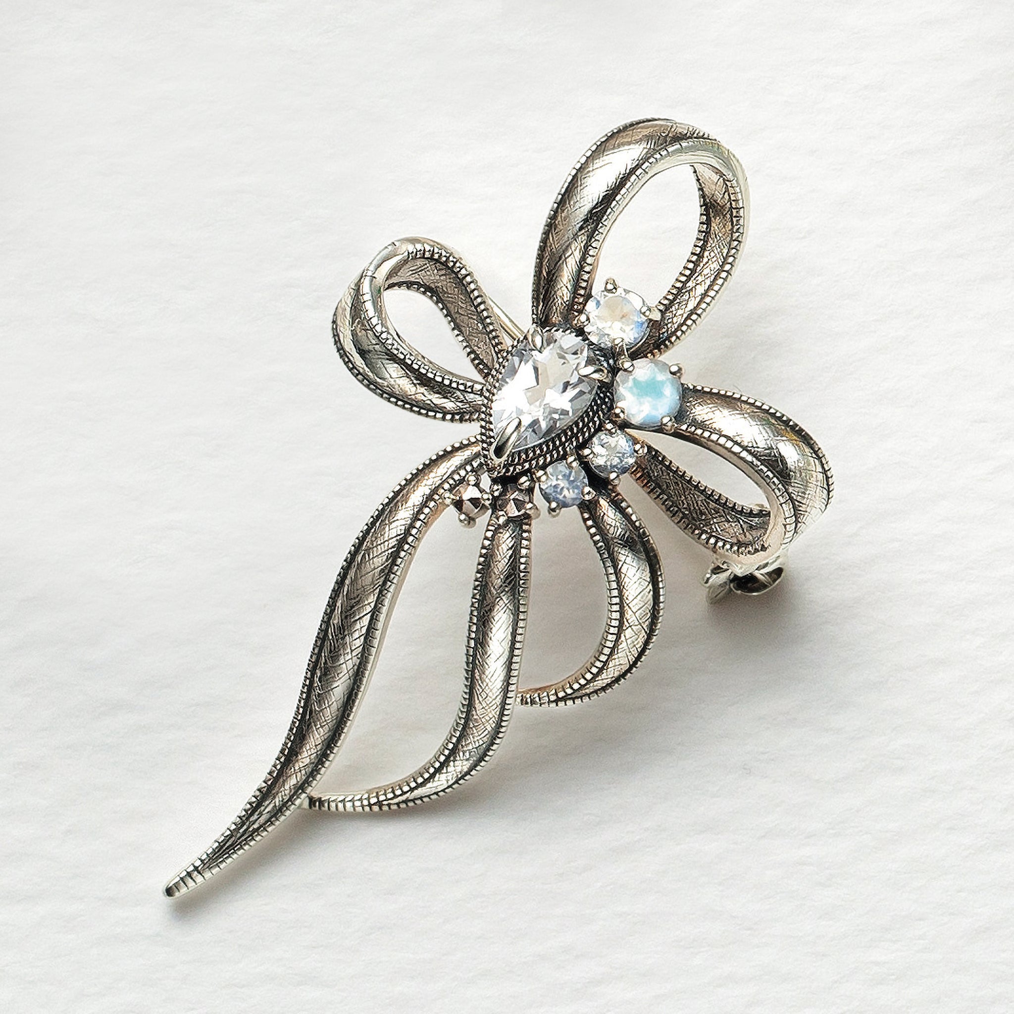 ホワイトトパーズ/ラブラドライト シルバーブローチ兼ペンダントトップ(リボンモチーフ)《26A01408》