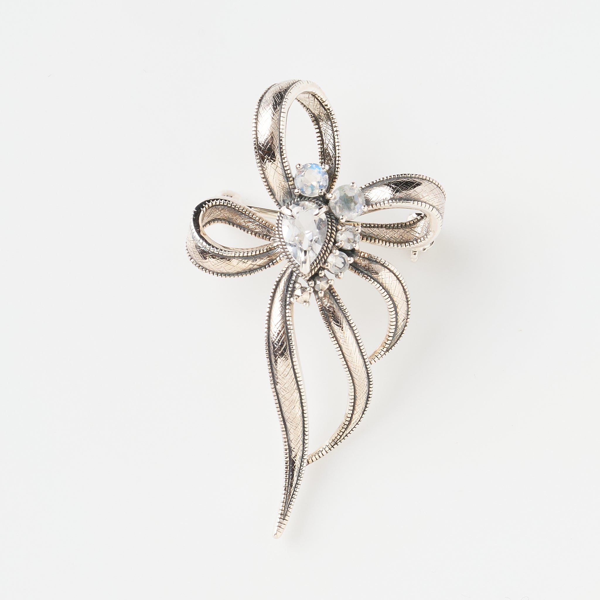 ホワイトトパーズ/ラブラドライト シルバーブローチ兼ペンダントトップ(リボンモチーフ)《26A01408》