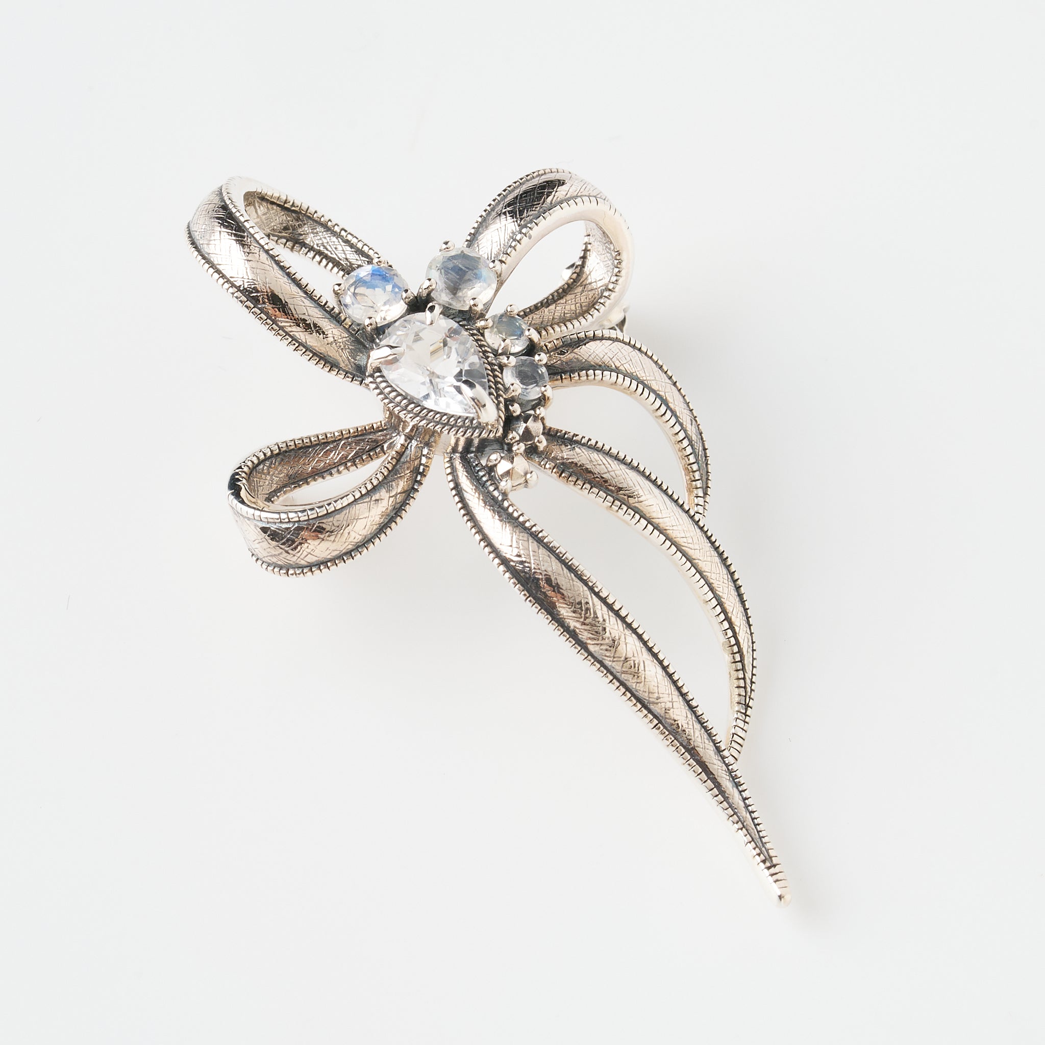 ホワイトトパーズ/ラブラドライト シルバーブローチ兼ペンダントトップ(リボンモチーフ)《26A01408》