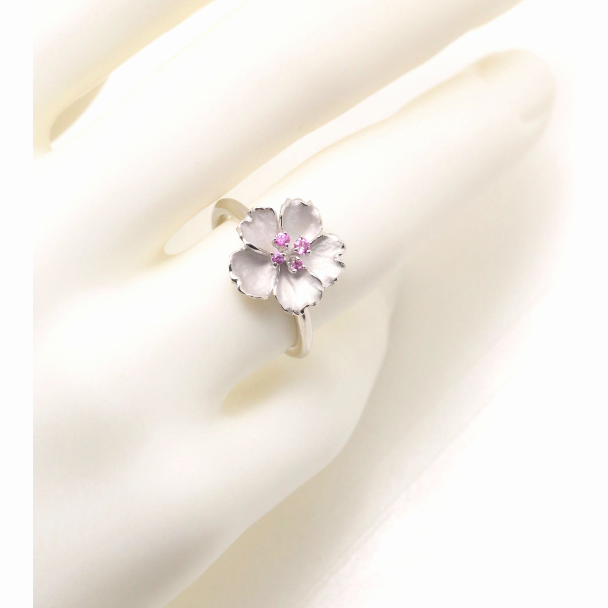 ピンクサファイア プラチナリング(桜モチーフ/9月誕生石)《26A01702》