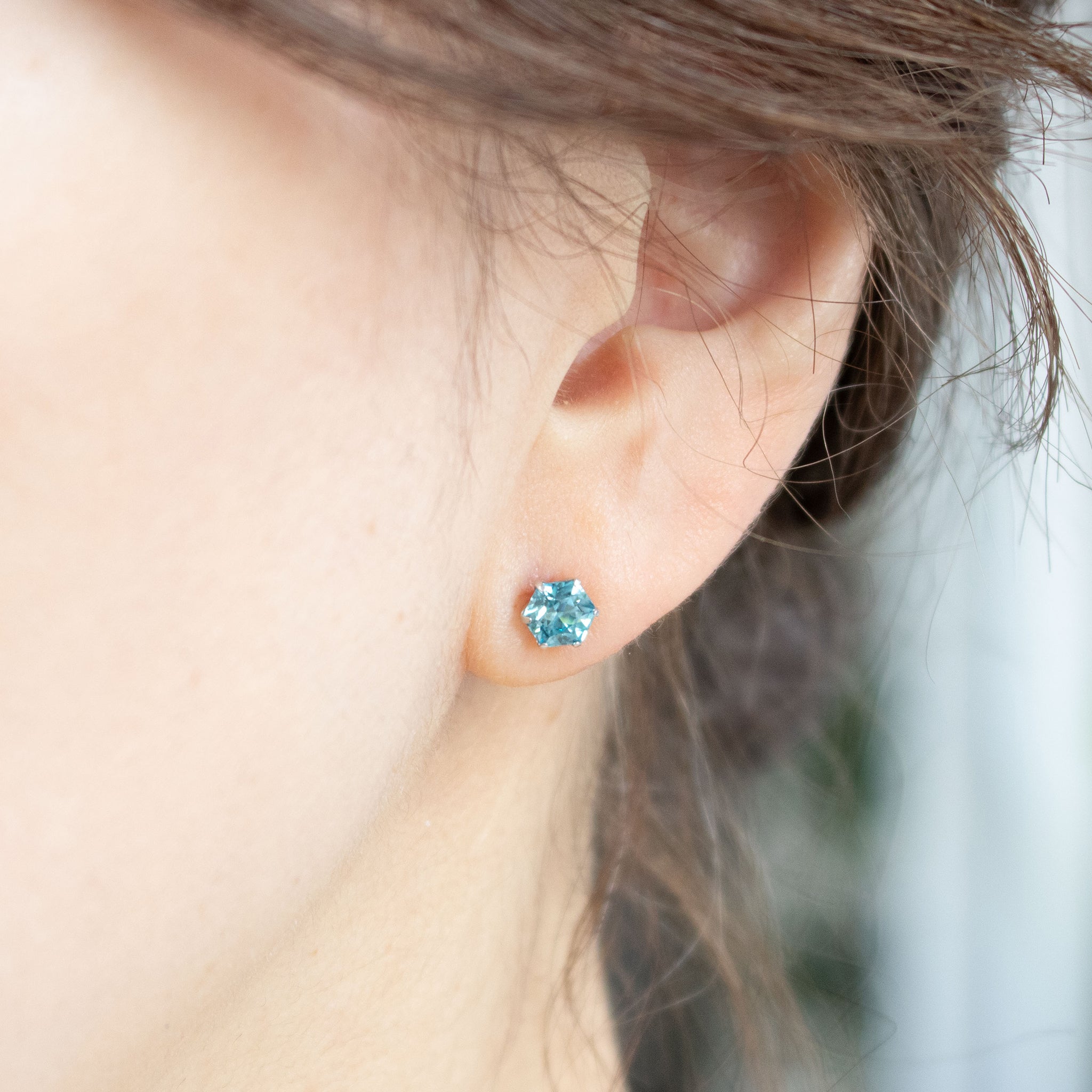 ブルージルコン プラチナピアス(ヘキサゴンカット/12月誕生石)《26A02204》