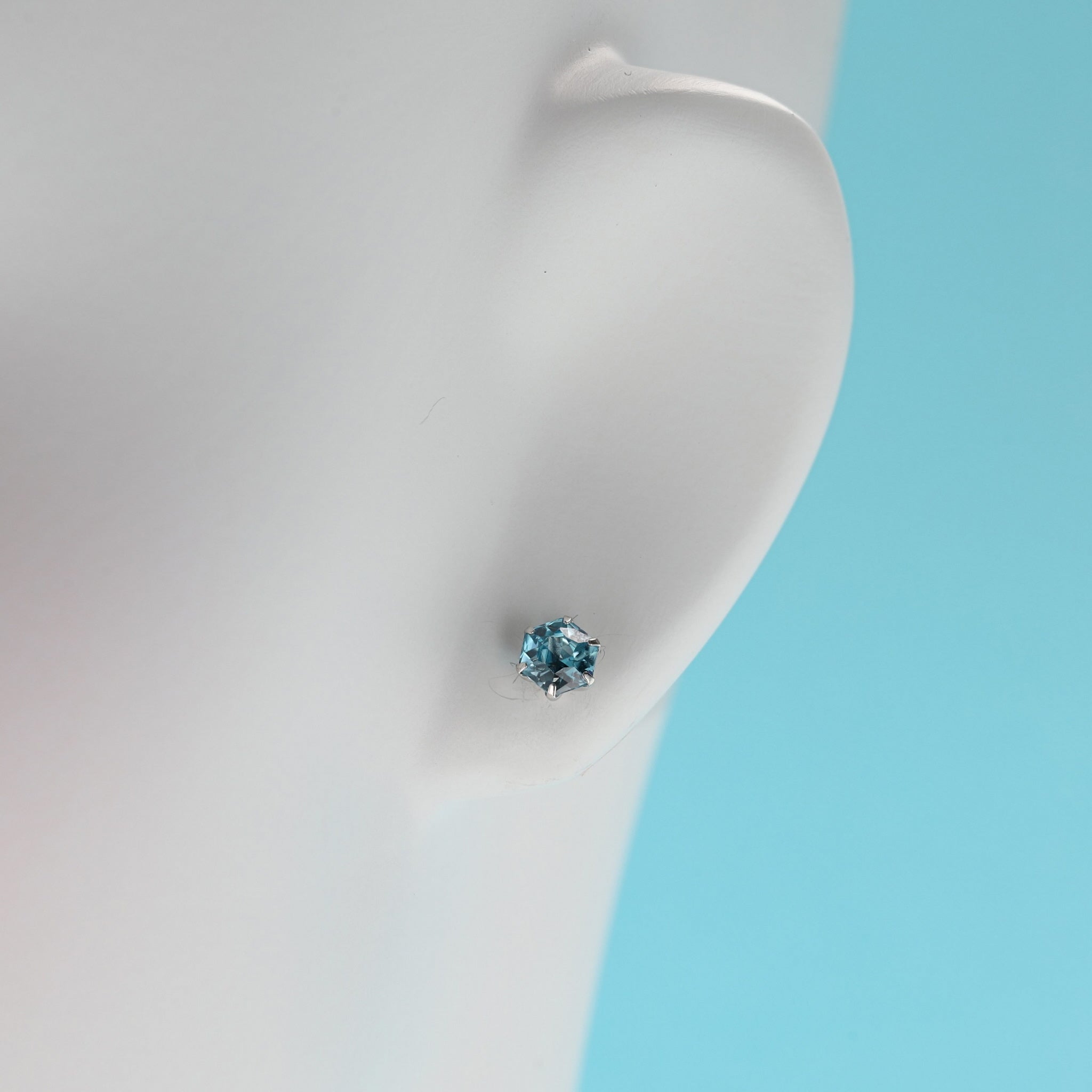 ブルージルコン プラチナピアス(ヘキサゴンカット/12月誕生石)《26A02204》