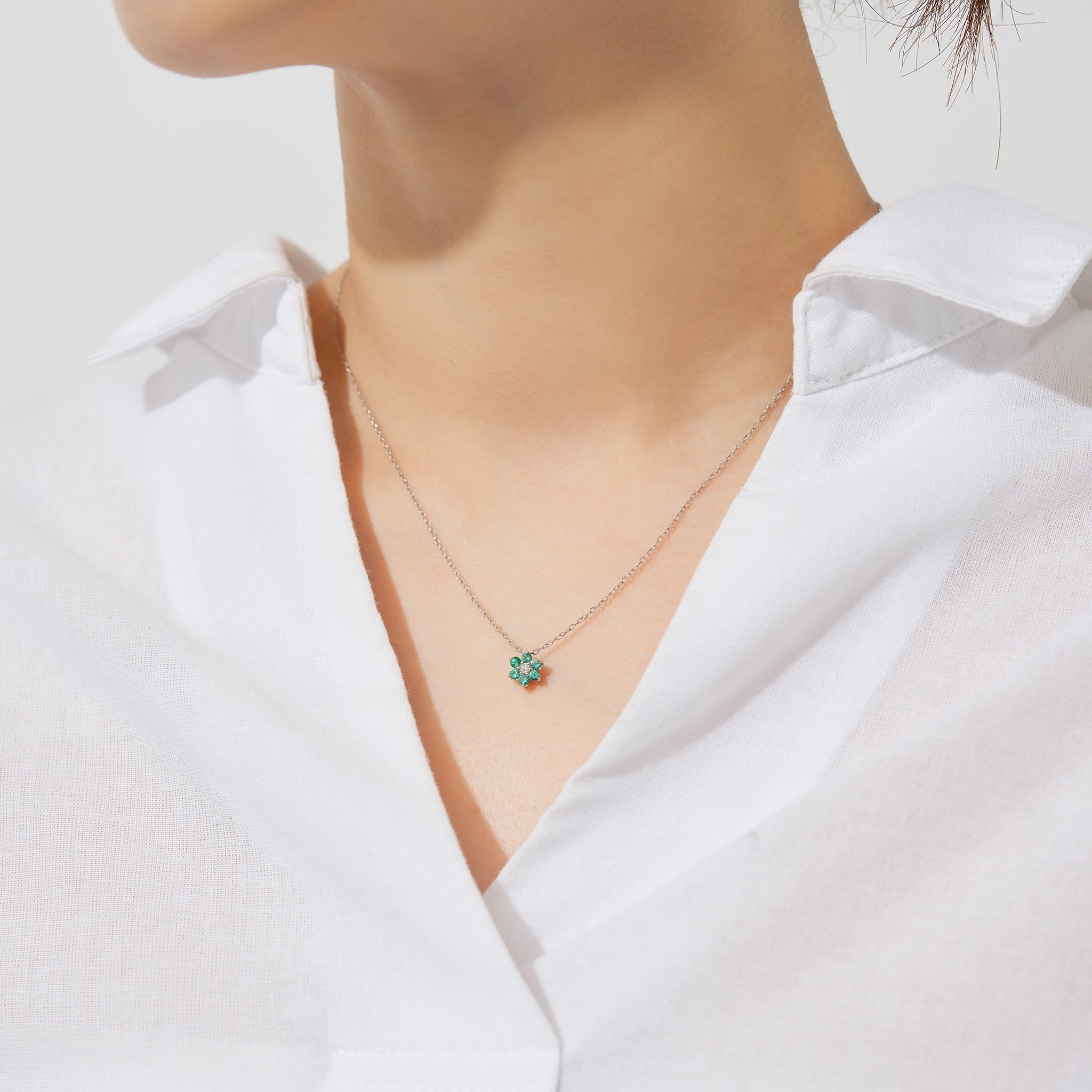 エメラルド/ダイヤモンド プラチナネックレス(フラワーモチーフ/5月誕生石)《26A02806》