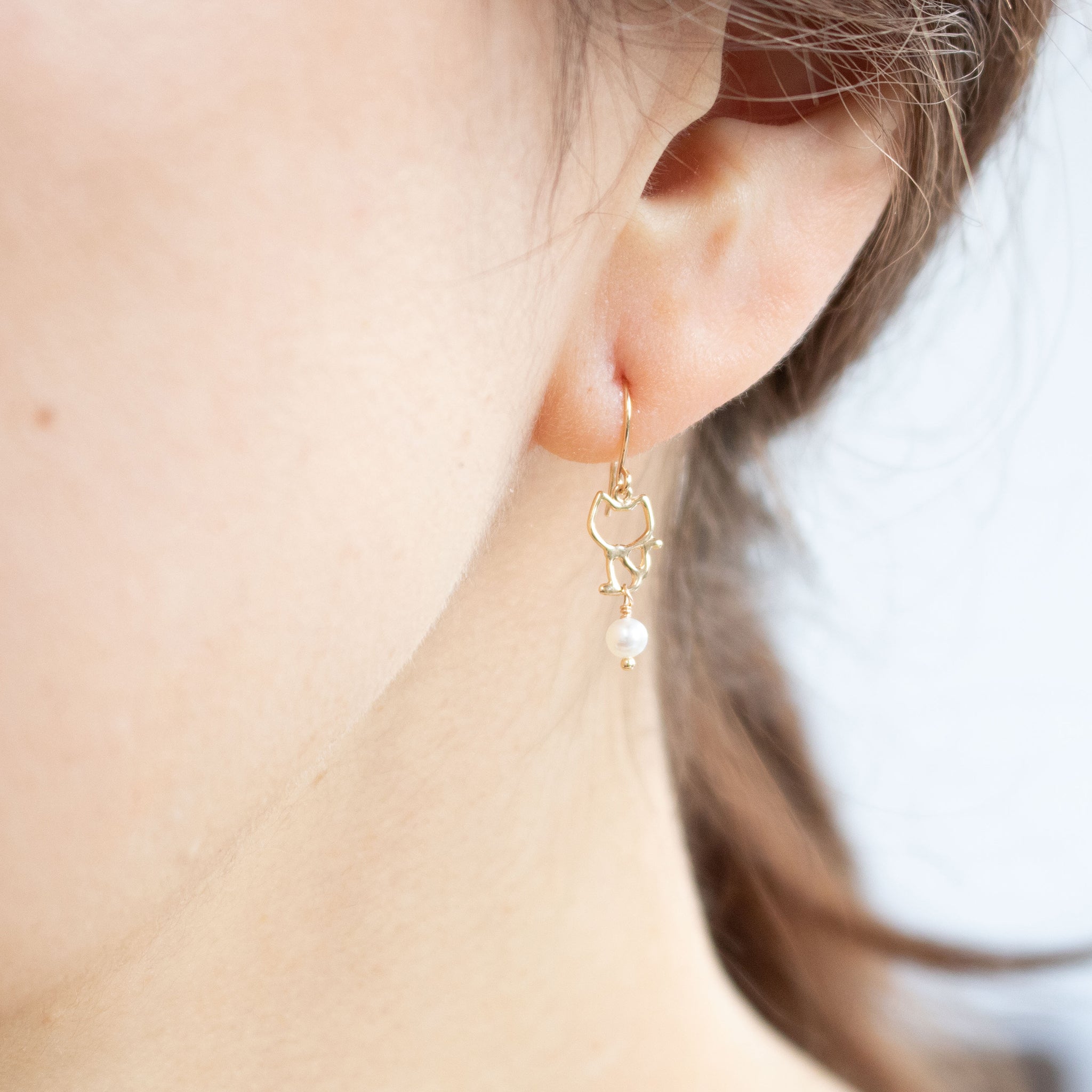 パール K10ピアス(淡水真珠/ネコモチーフ/6月誕生石)《26A03606》